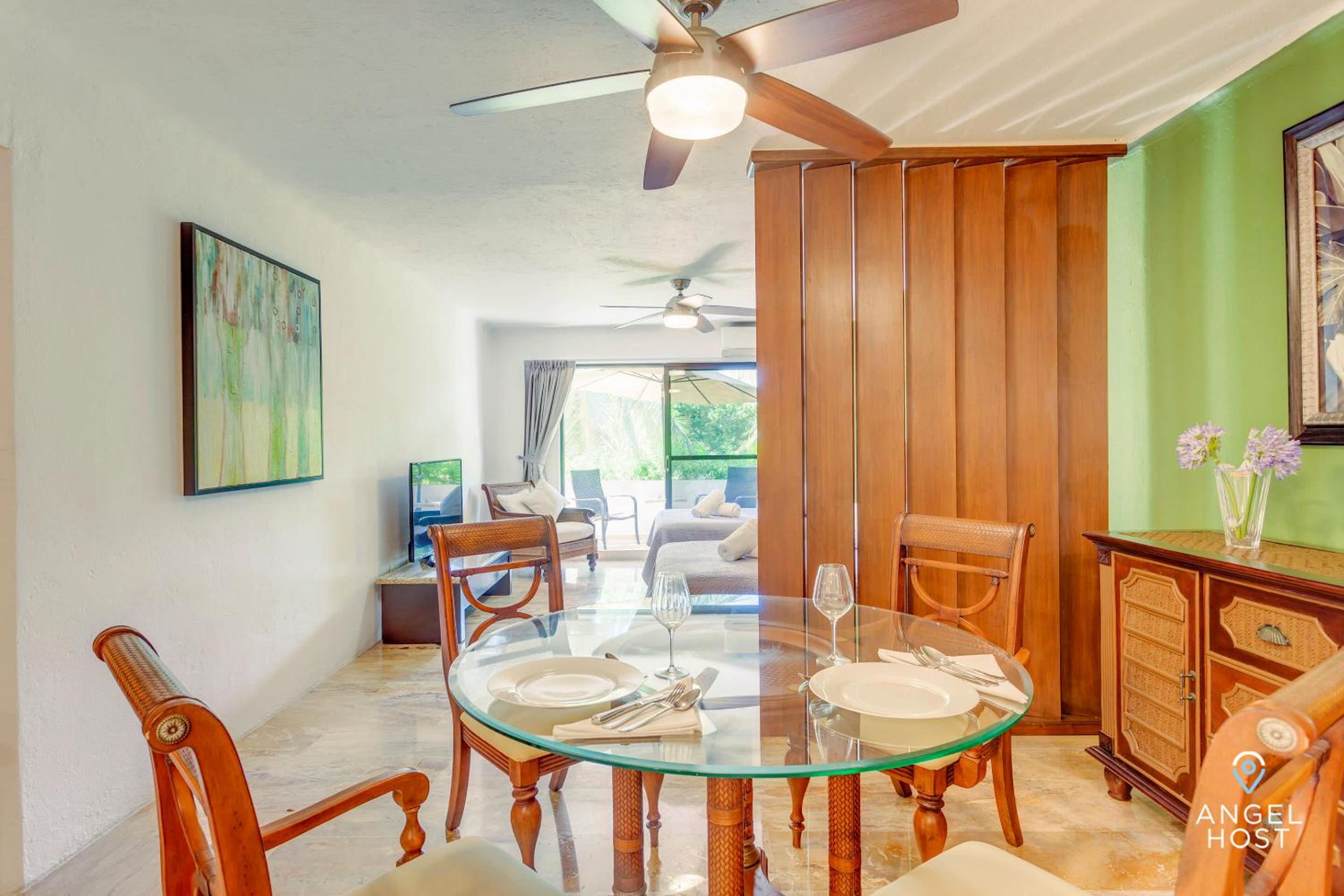 Private Villa Complex with Pool in Zona Hotelera