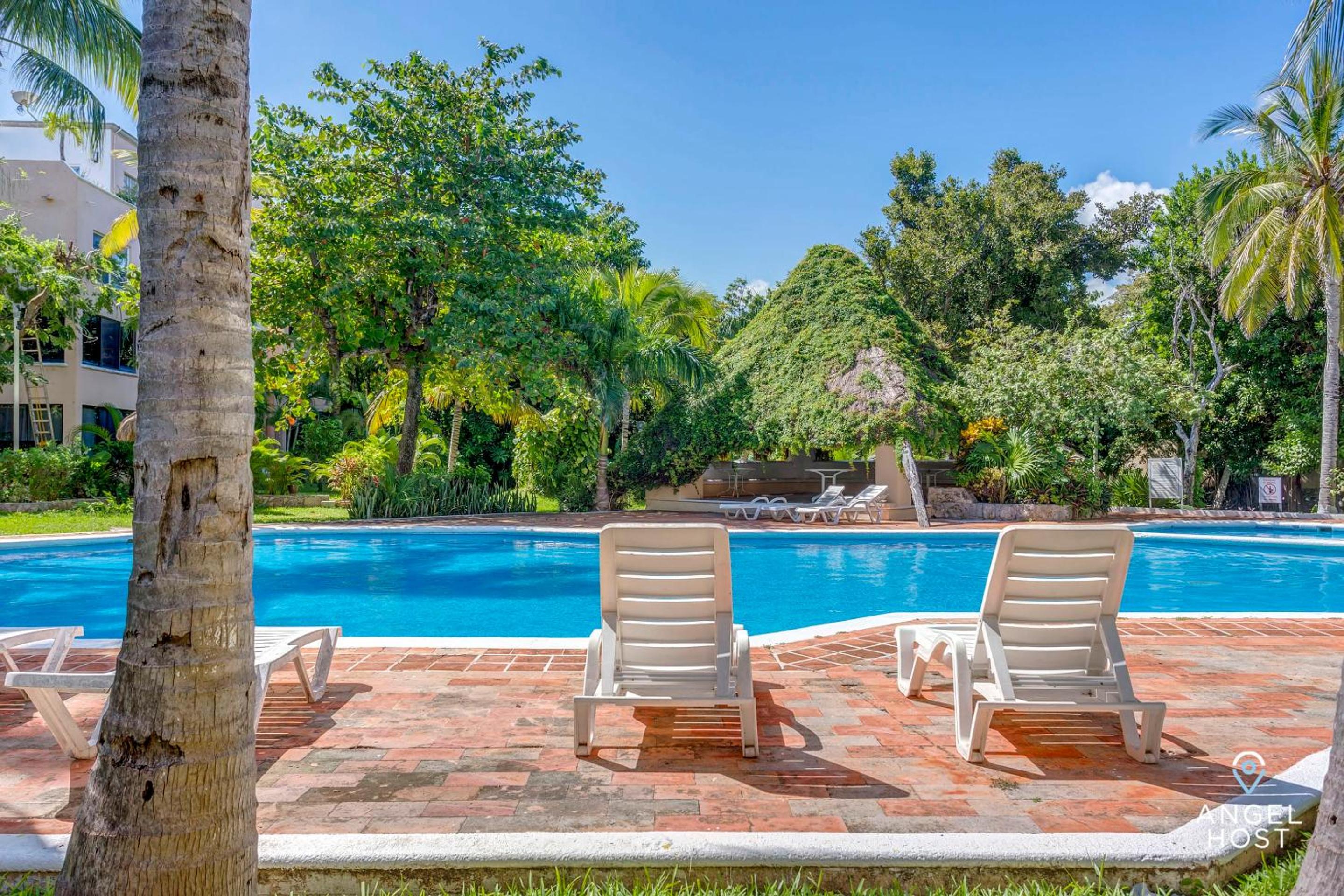 Private Villa Complex with Pool in Zona Hotelera