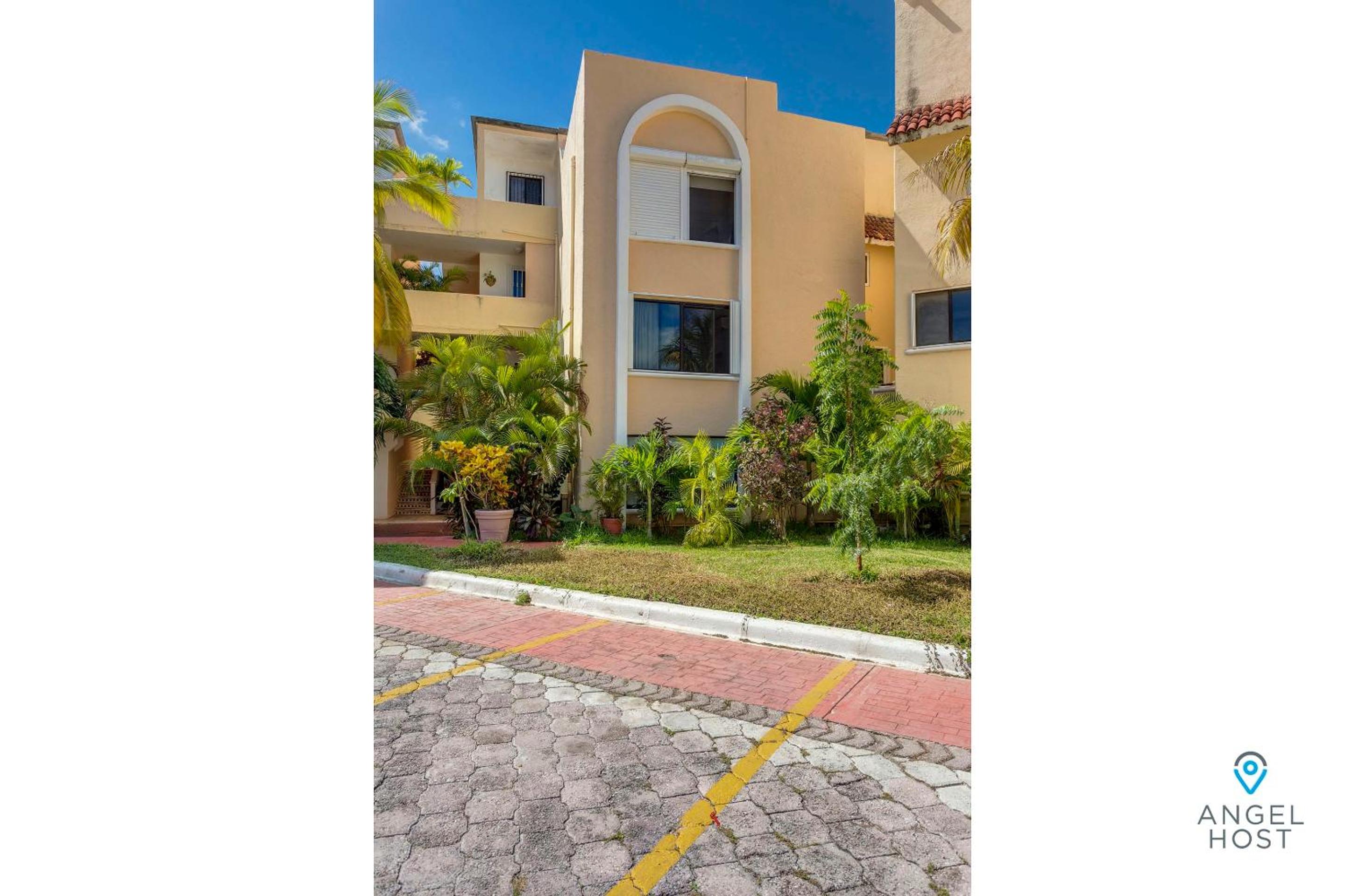 Private Villa Complex with Pool in Zona Hotelera