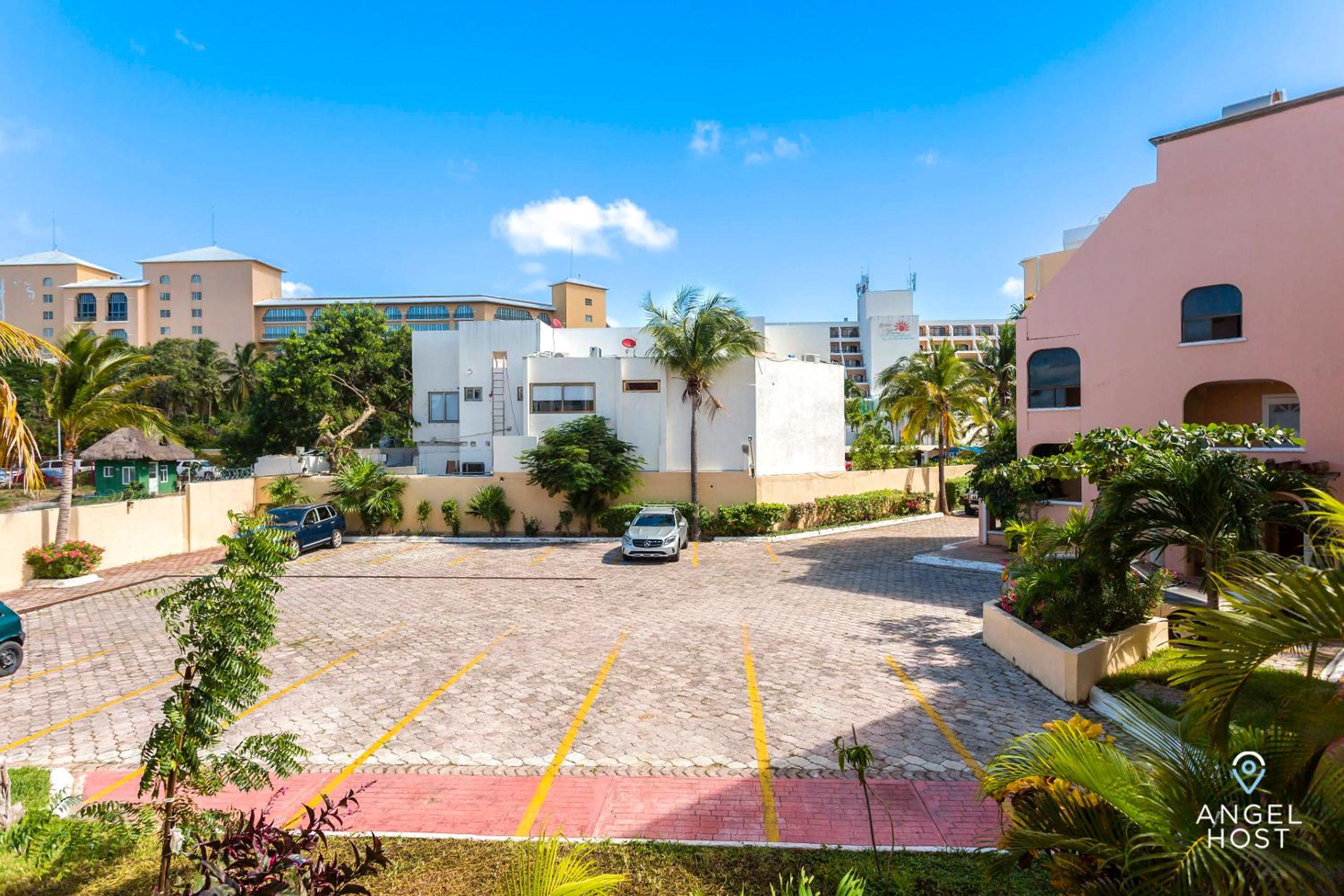 Private Villa Complex with Pool in Zona Hotelera