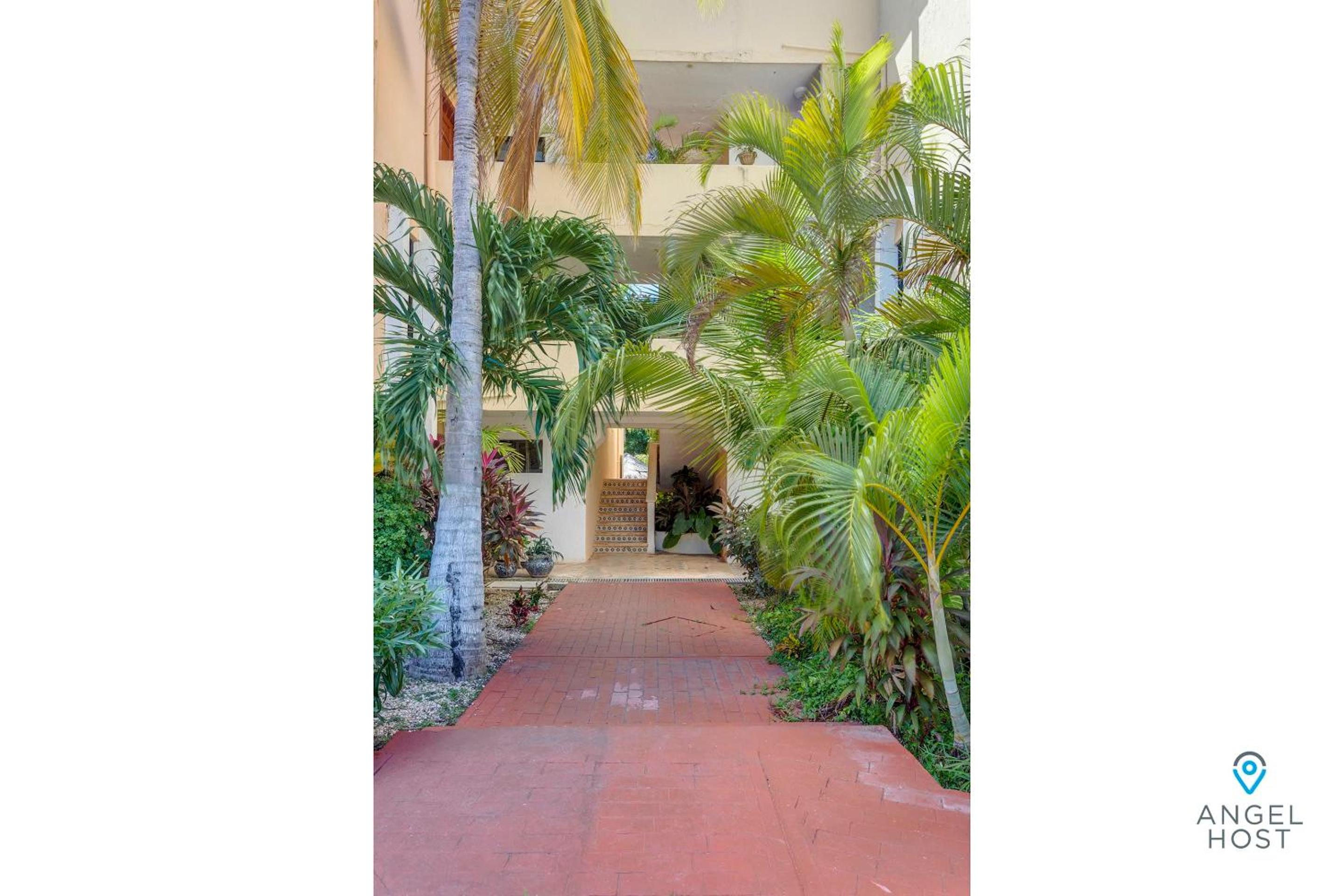 Private Villa Complex with Pool in Zona Hotelera