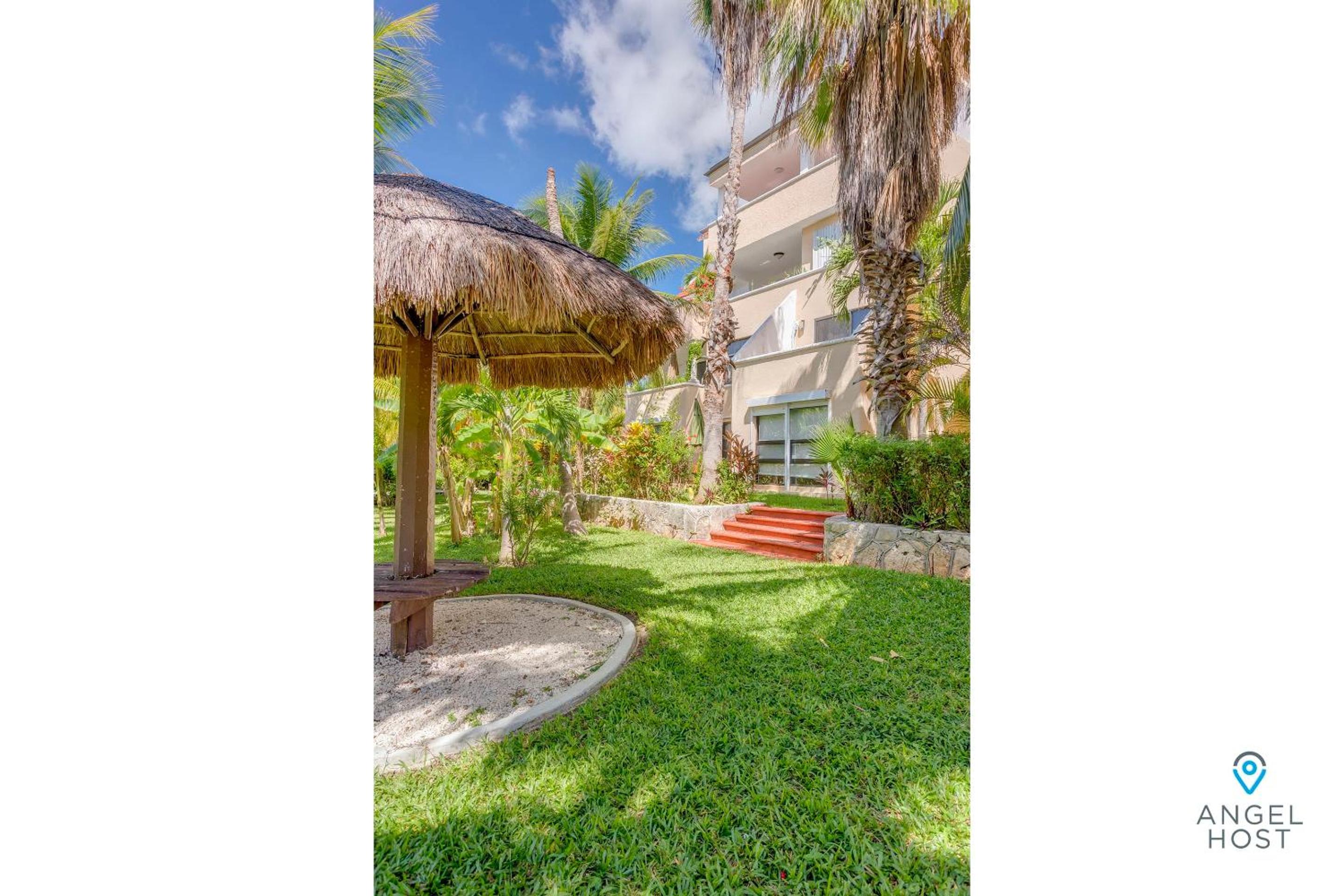 Private Villa Complex with Pool in Zona Hotelera