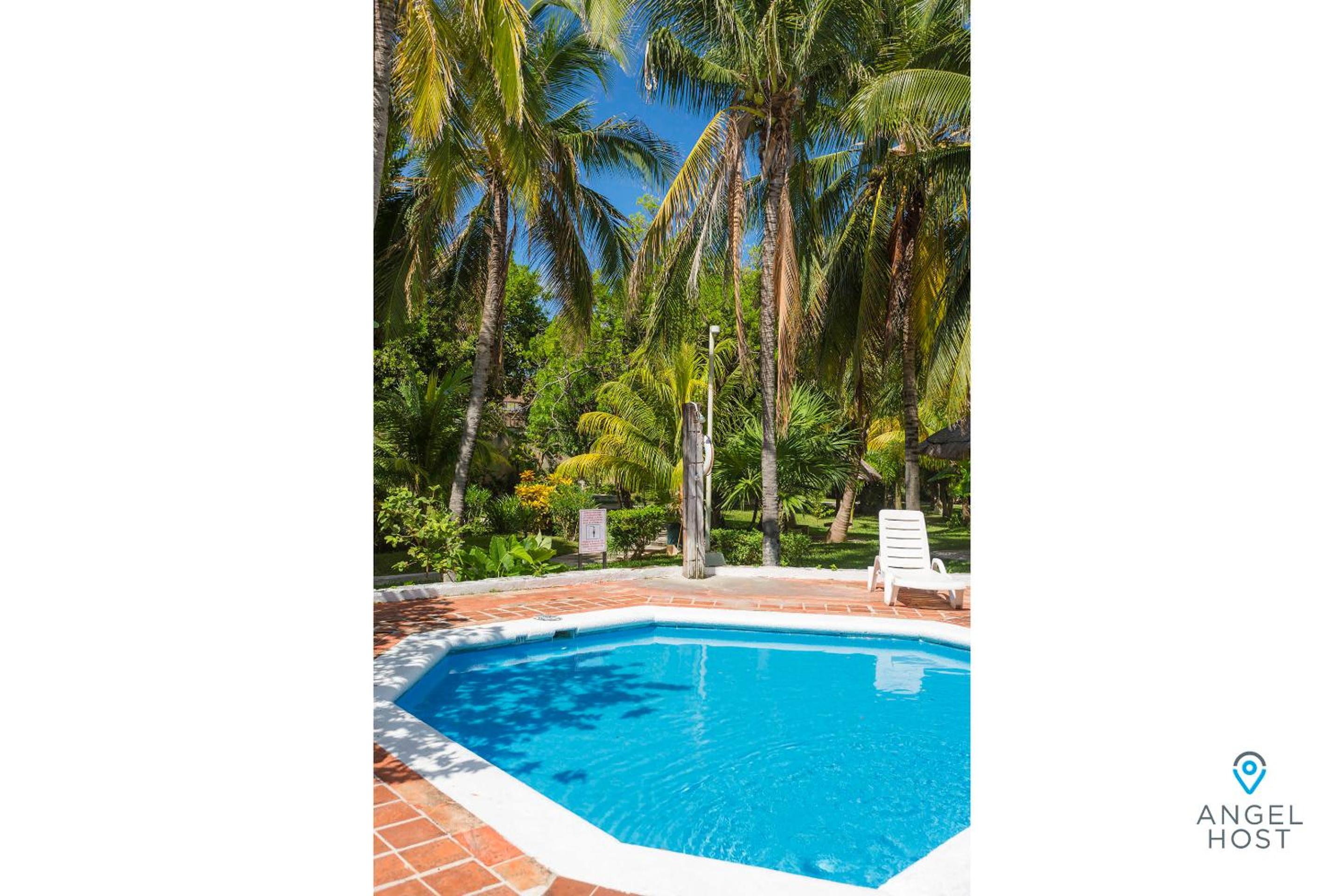 Private Villa Complex with Pool in Zona Hotelera