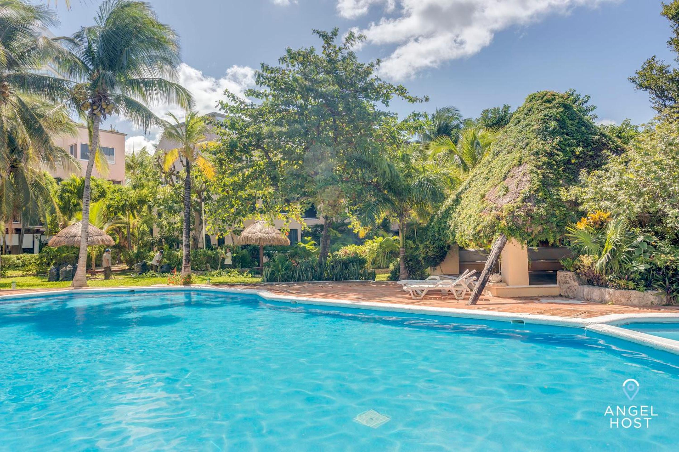 Private Villa Complex with Pool in Zona Hotelera