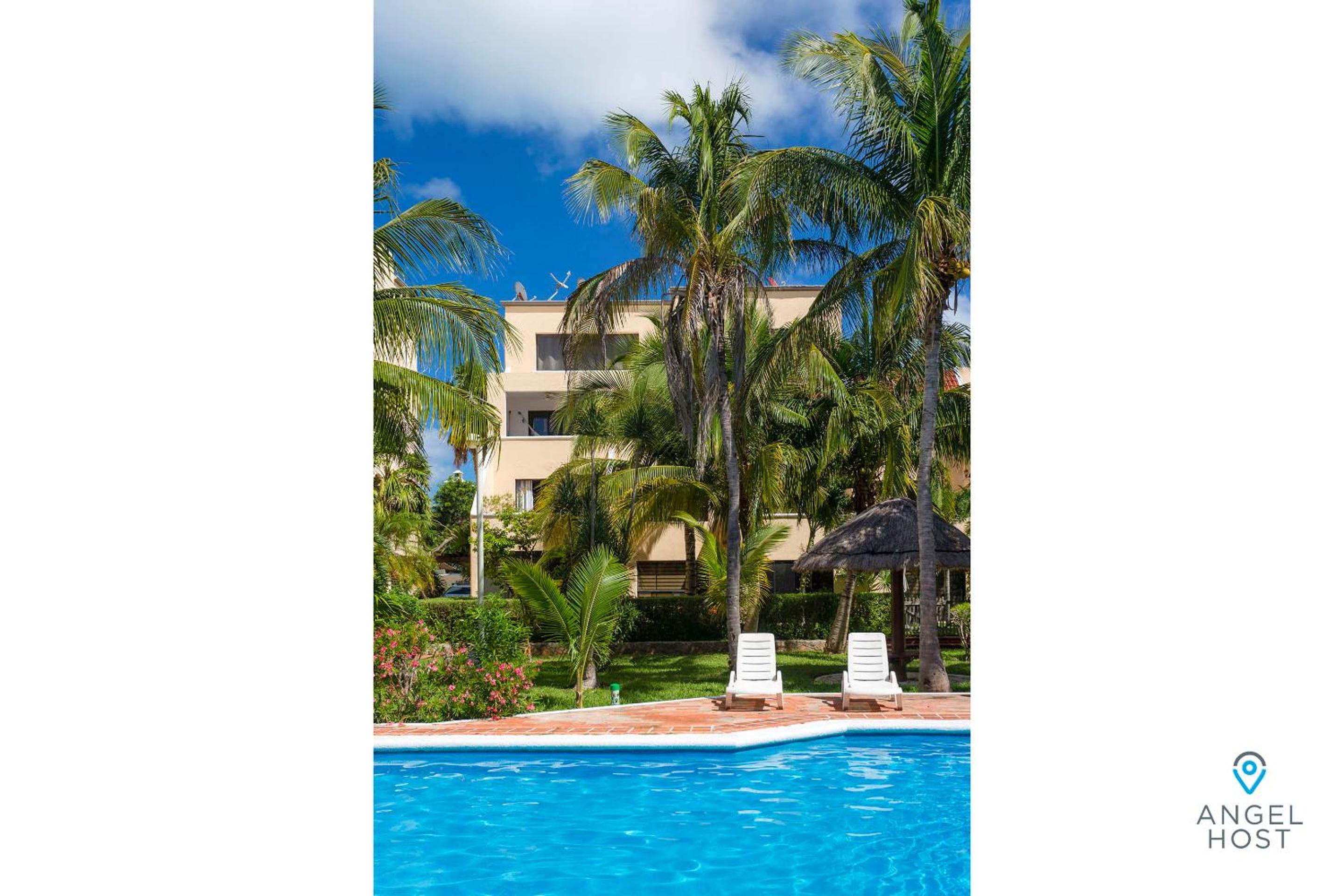 Private Villa Complex with Pool in Zona Hotelera