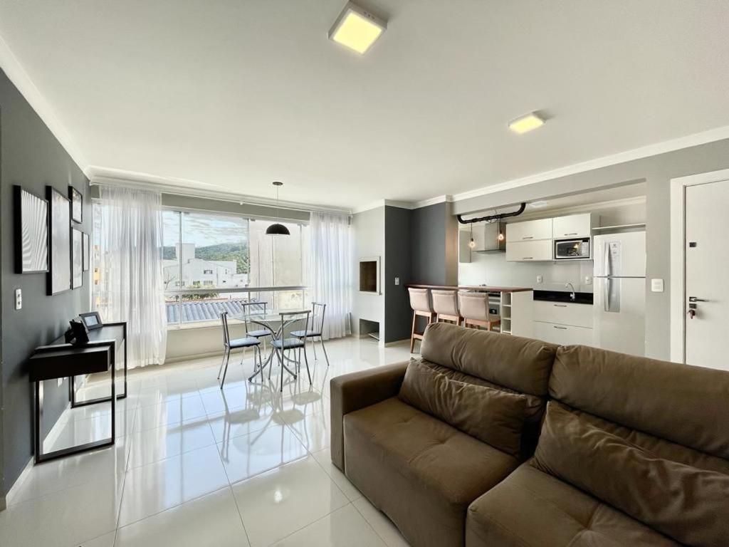 051 - Apartamento bem decorado de 02 quartos na praia de Bombinhas no Litoral de SC view 2