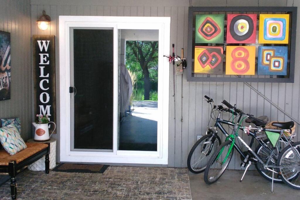 Hotel Lake Front Studio with Kayaks Bikes near Greenbelt - Image 1