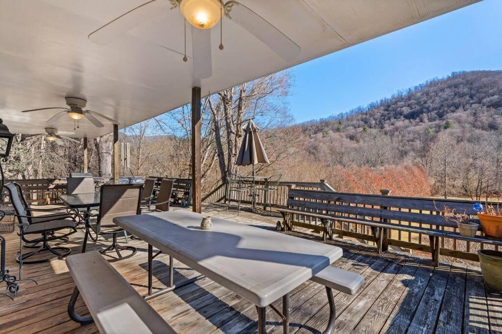 Serenity Views Retreat - Close to City and Parkway!