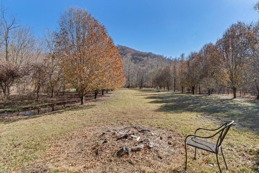 Serenity Views Retreat - Close to City and Parkway!