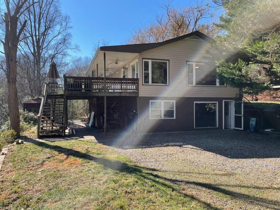 Serenity Views Retreat - Close to City and Parkway!