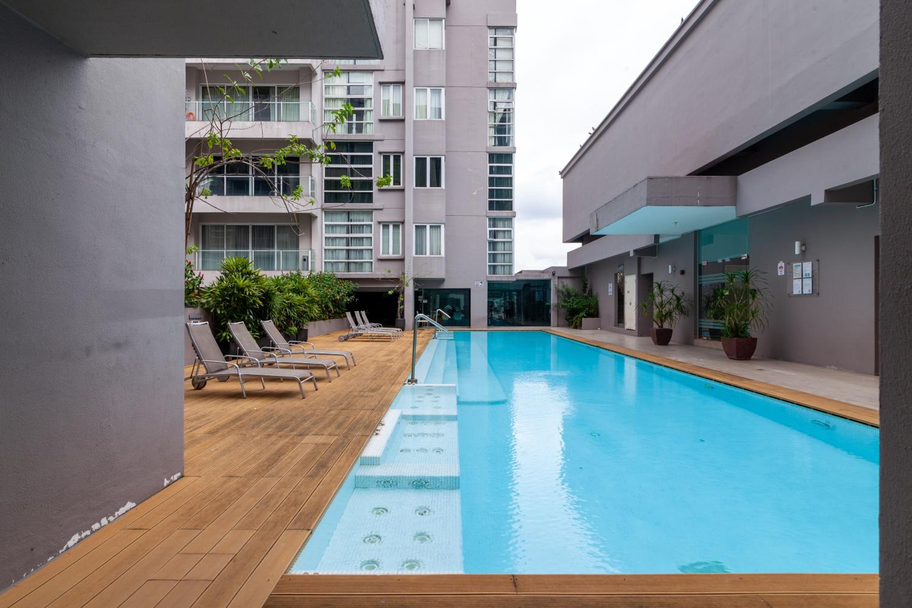 Bintang Goldhill by Plush