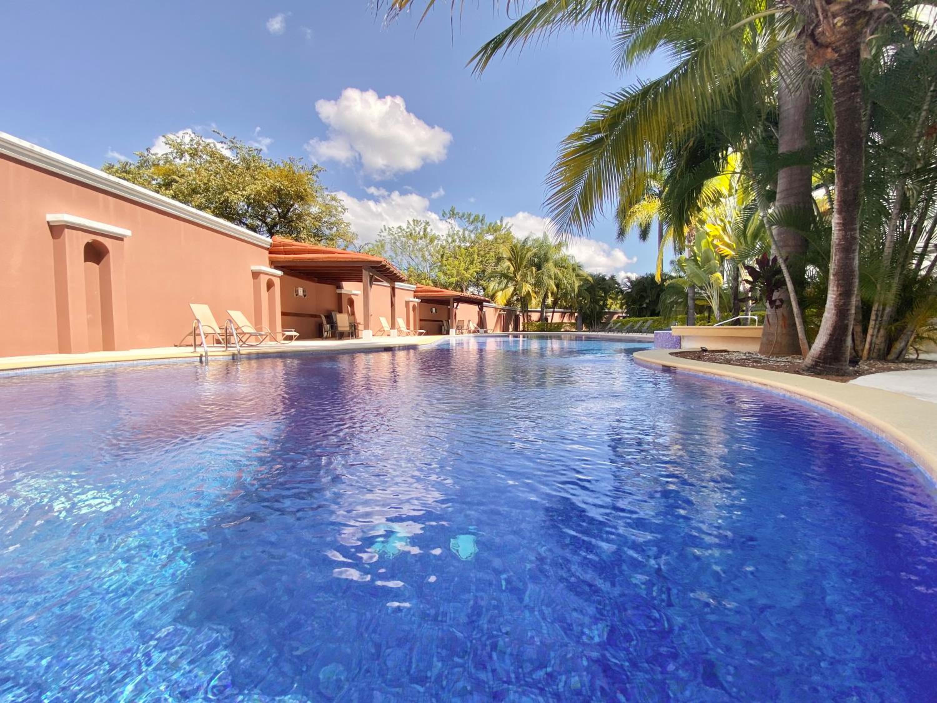 Peninsula 46 - Upscale 2bdr with Jacuzzi - Beach - Fast wifi - Gym