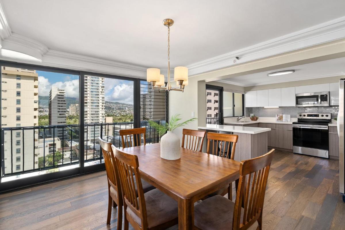 Expansive Lanai w/ Panoramic Views - Walk to Waikiki Beach view 5
