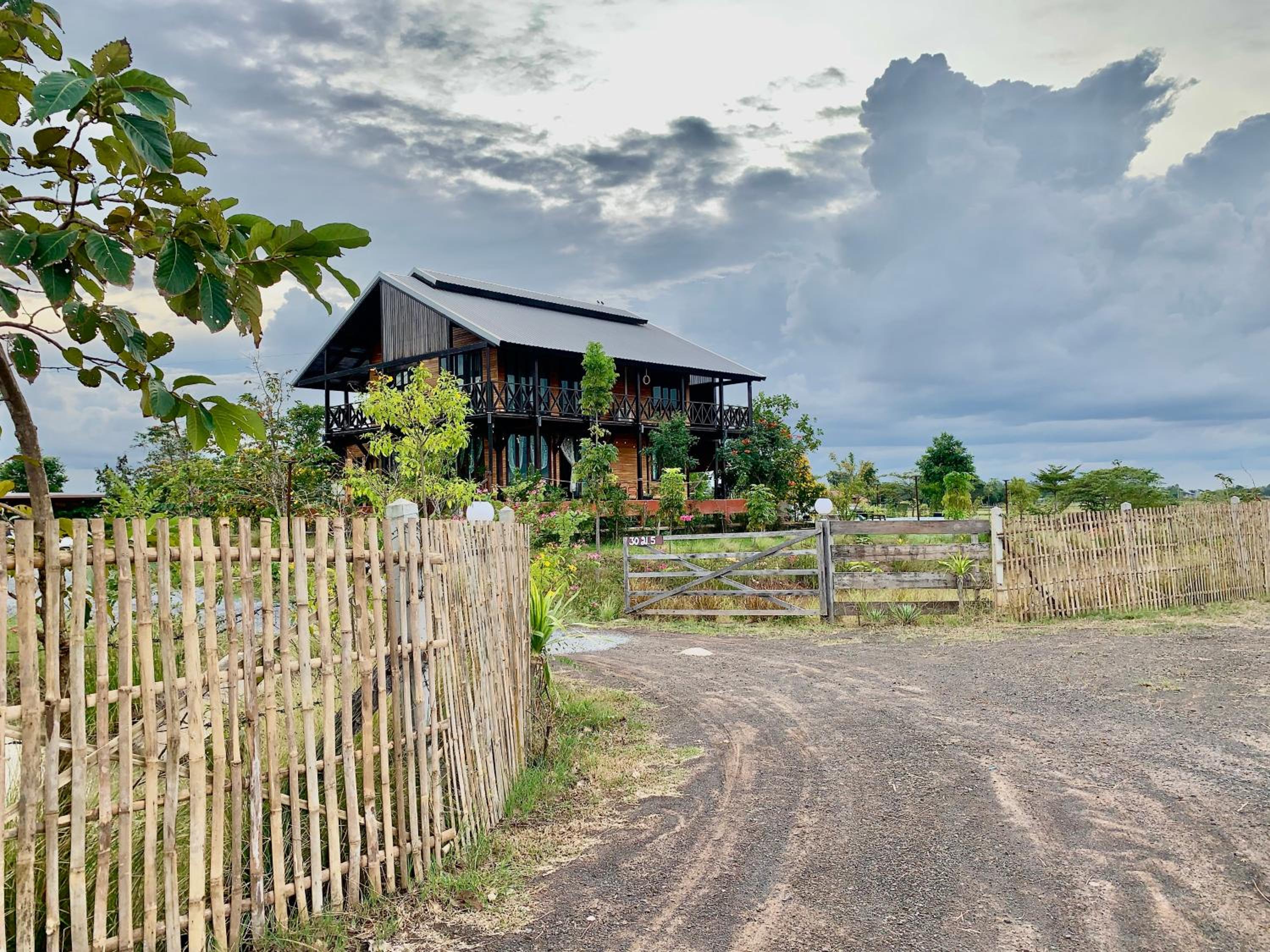 Rang Robin Farmstay with swimming pool view 4
