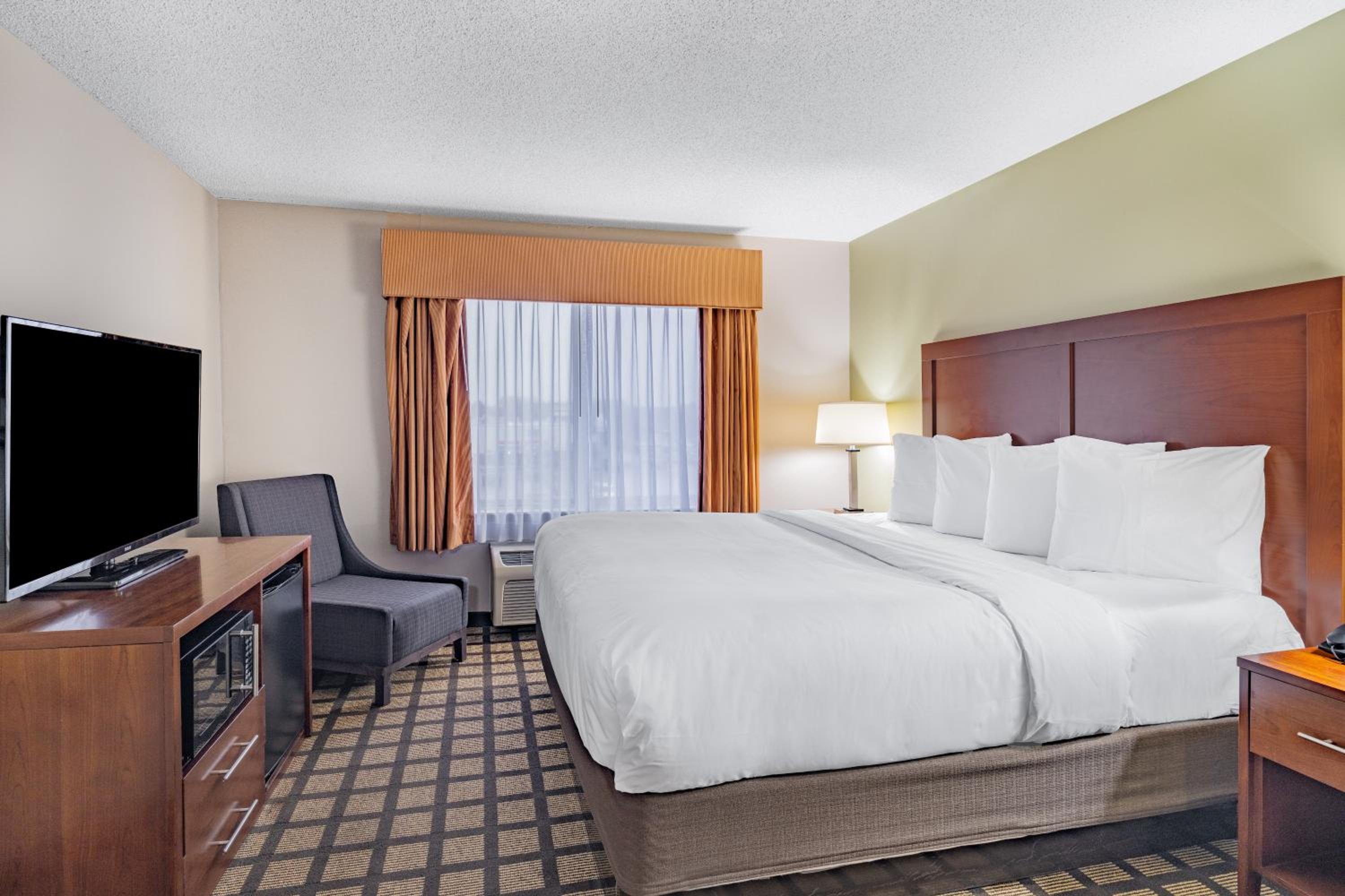 Gurnee Vacations - Baymont by Wyndham Gurnee - Property Image 49