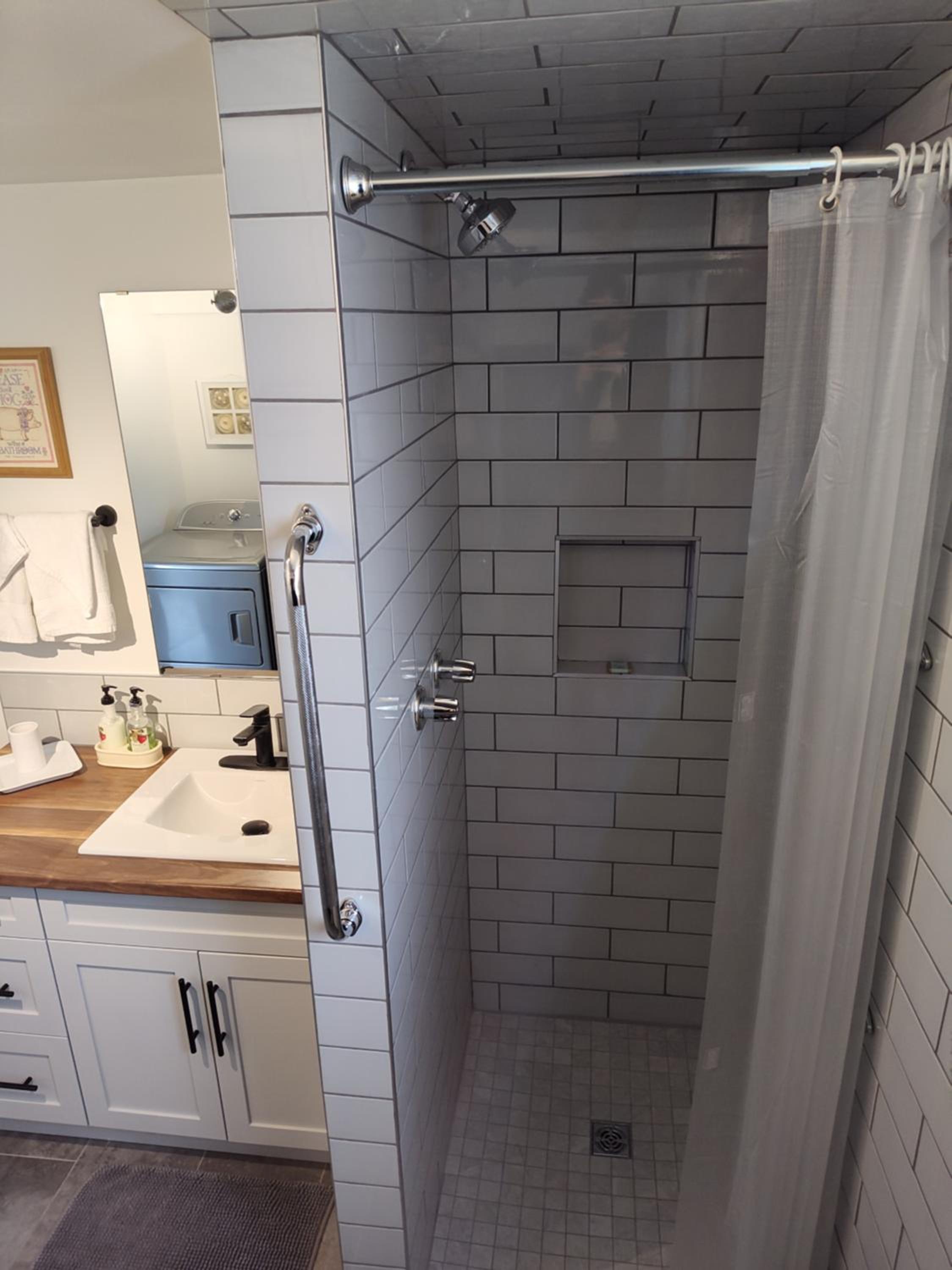 Tranquil & Tasteful One Bdrm Private Suite NE