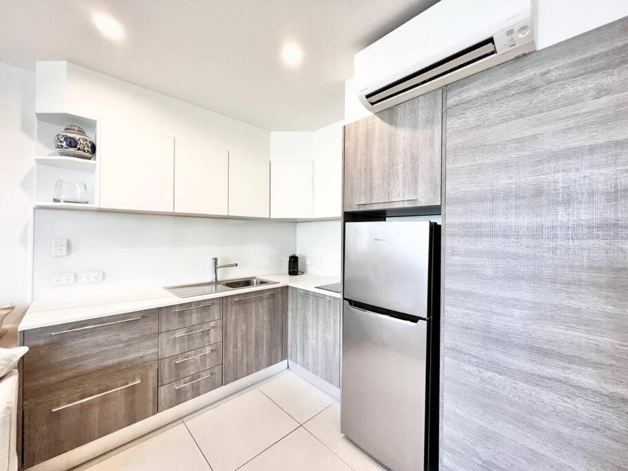 18OB Absolute Beachfront - Noosa Main Beach
