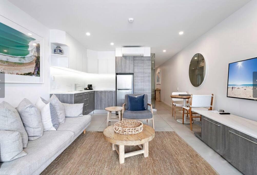 18OB Absolute Beachfront - Noosa Main Beach