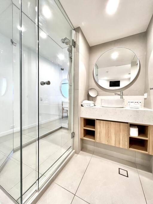18OB Absolute Beachfront - Noosa Main Beach