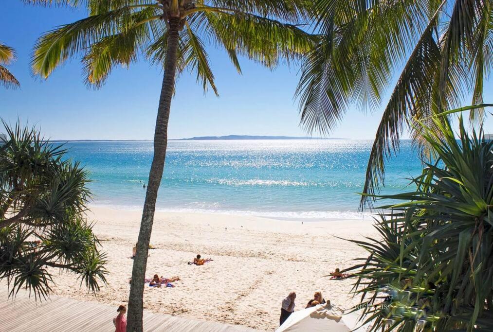 18OB Absolute Beachfront - Noosa Main Beach