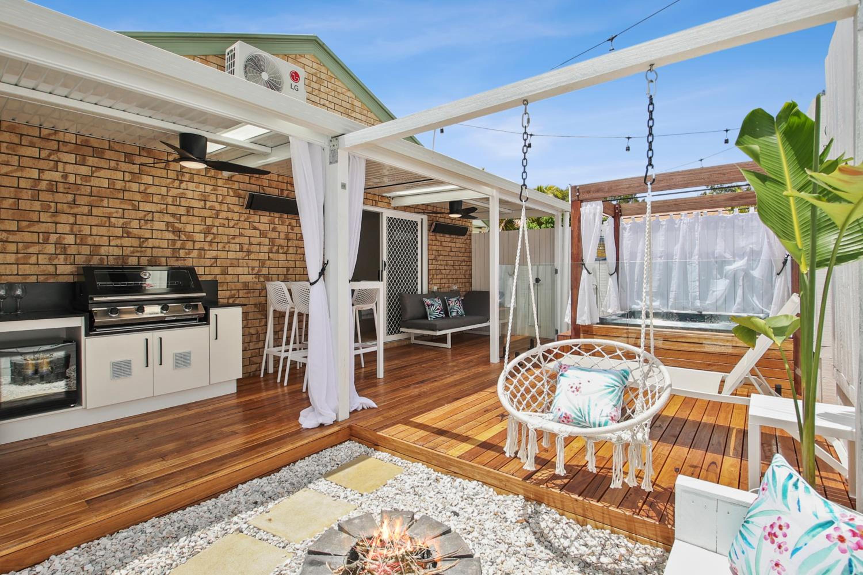 Hotel Private Outdoor Spa, Fire Pit - THE RETREAT COOLUM BEACH