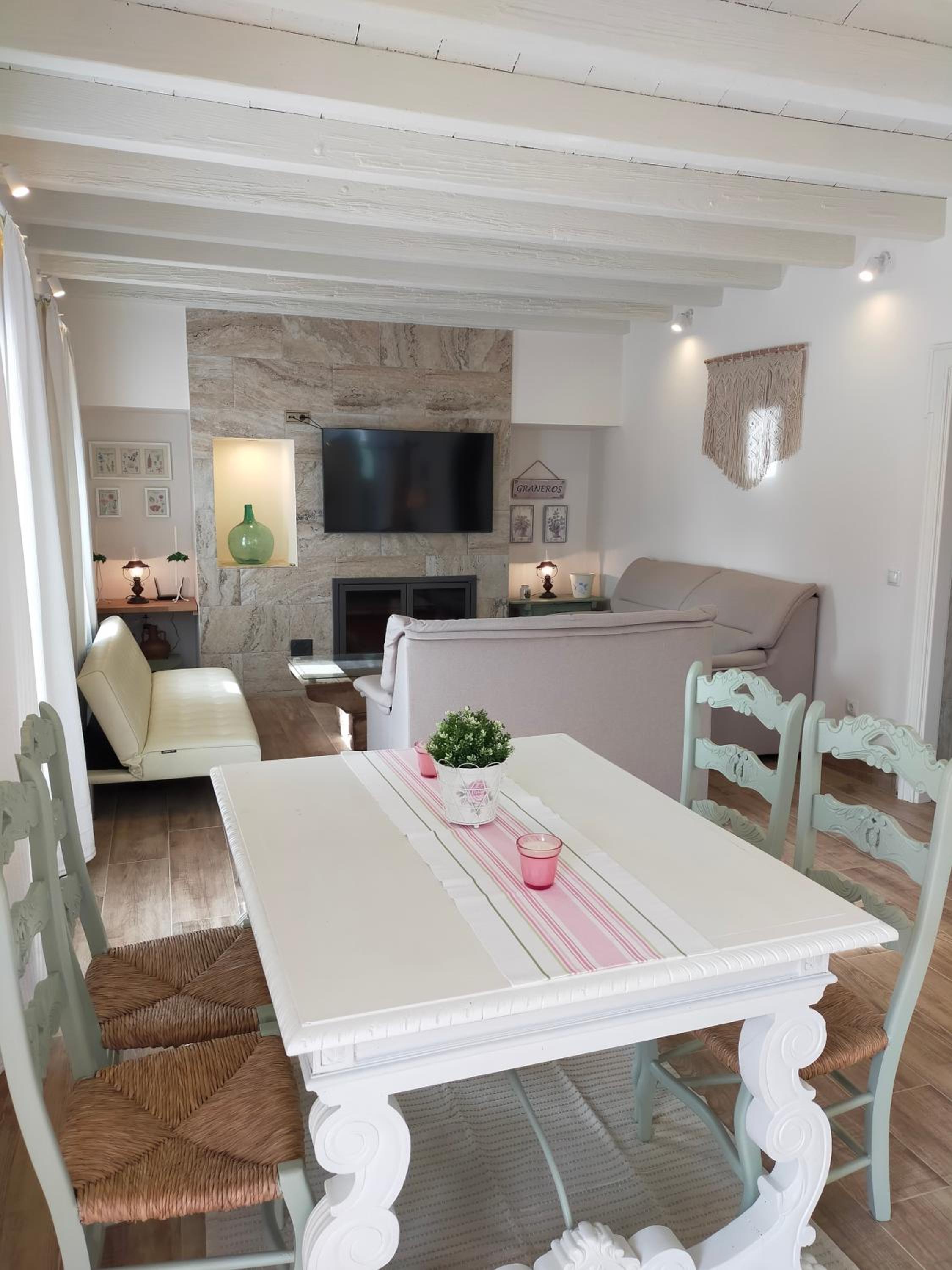 LA CASA DE LA HUERTA Stylish family cottage in Malaga countryside