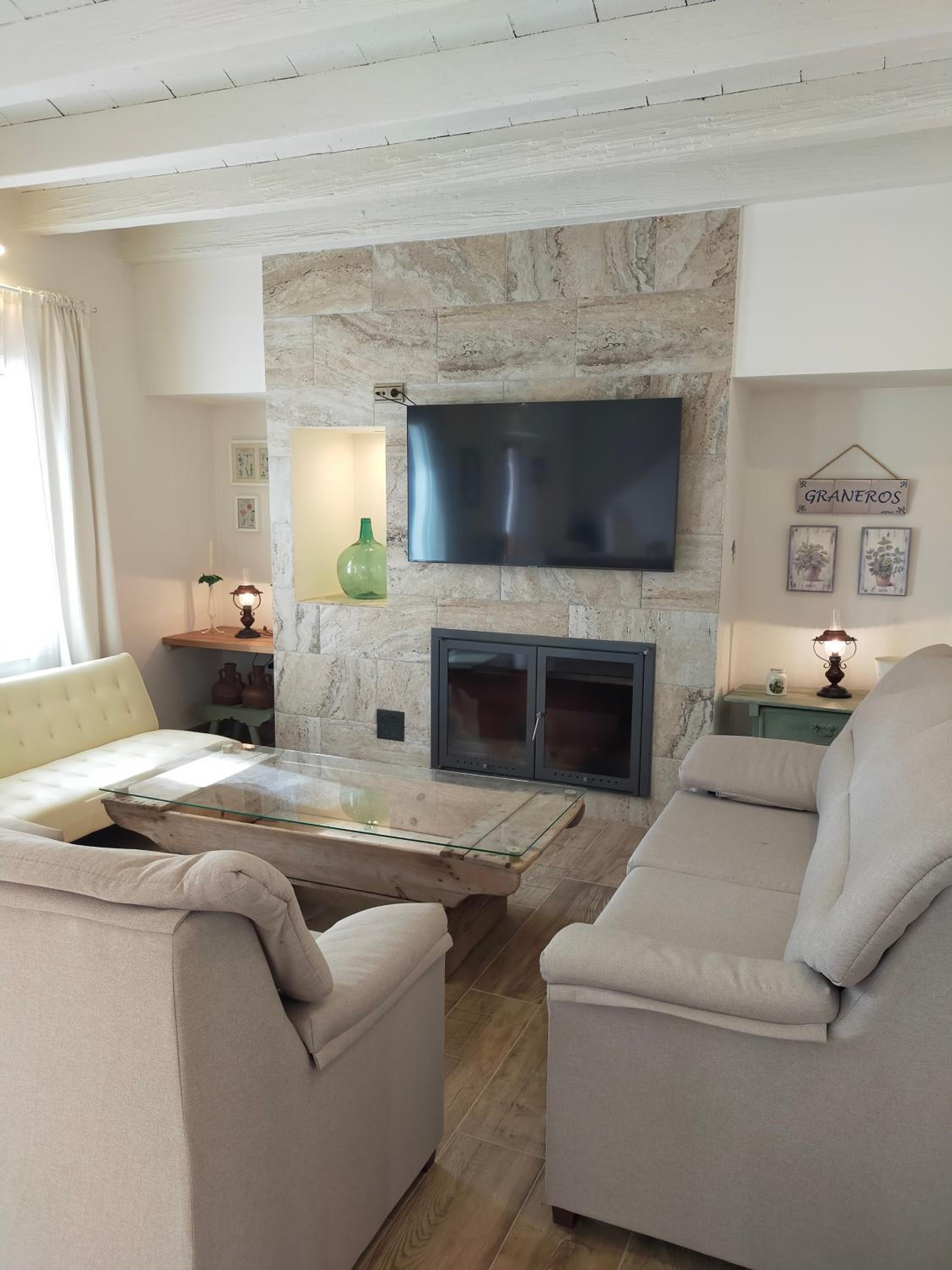LA CASA DE LA HUERTA Stylish family cottage in Malaga countryside