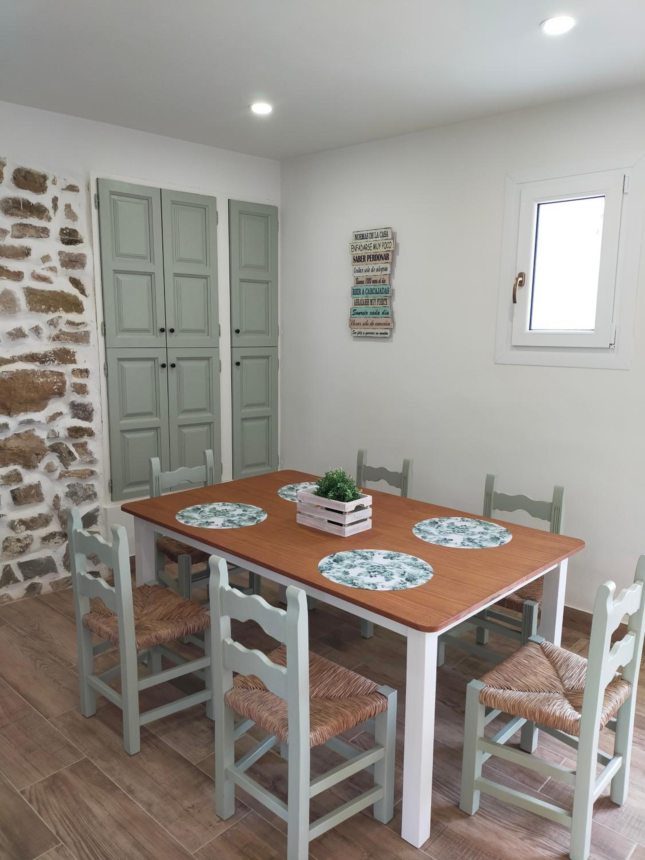 LA CASA DE LA HUERTA Stylish family cottage in Malaga countryside