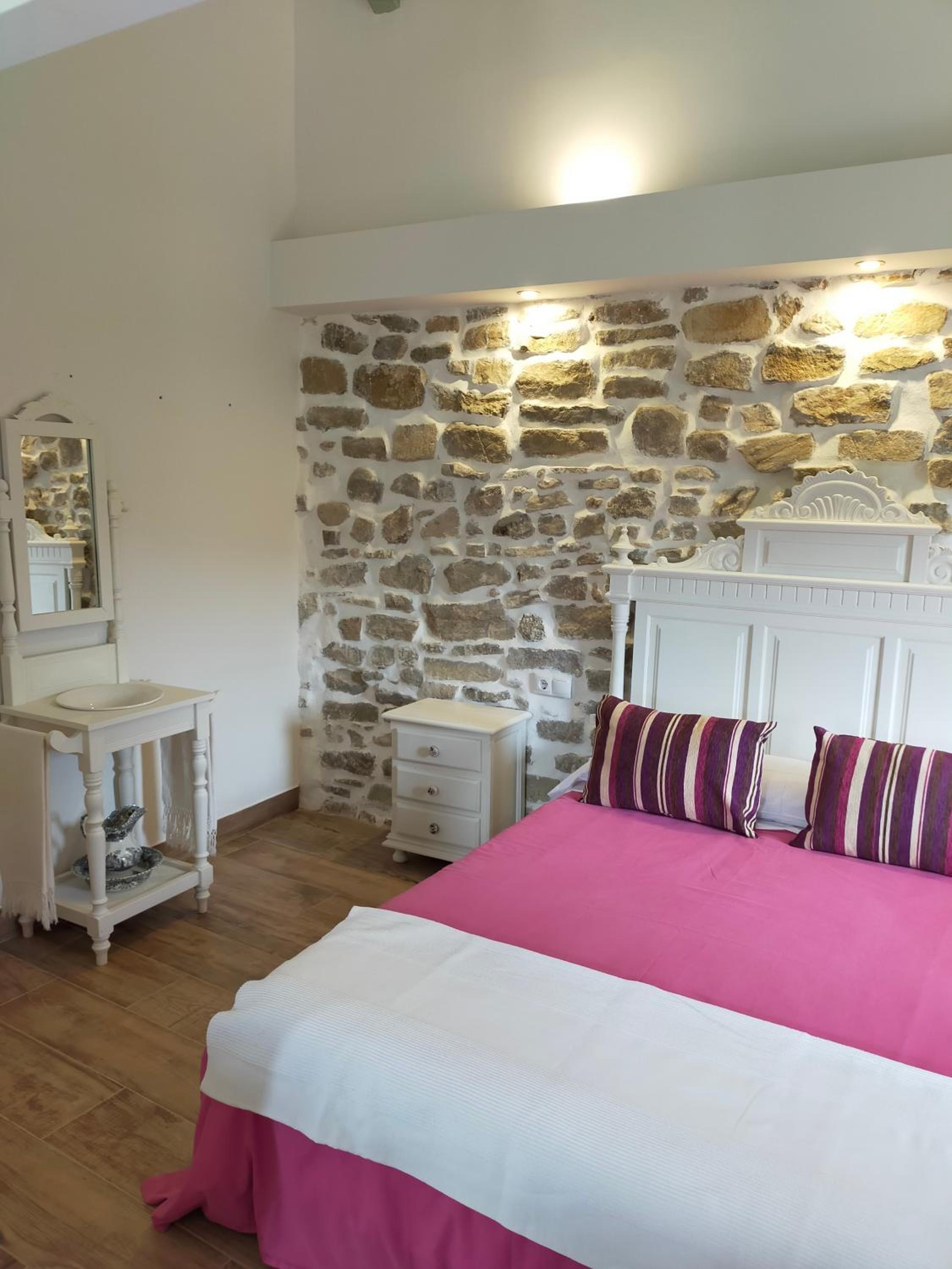 LA CASA DE LA HUERTA Stylish family cottage in Malaga countryside