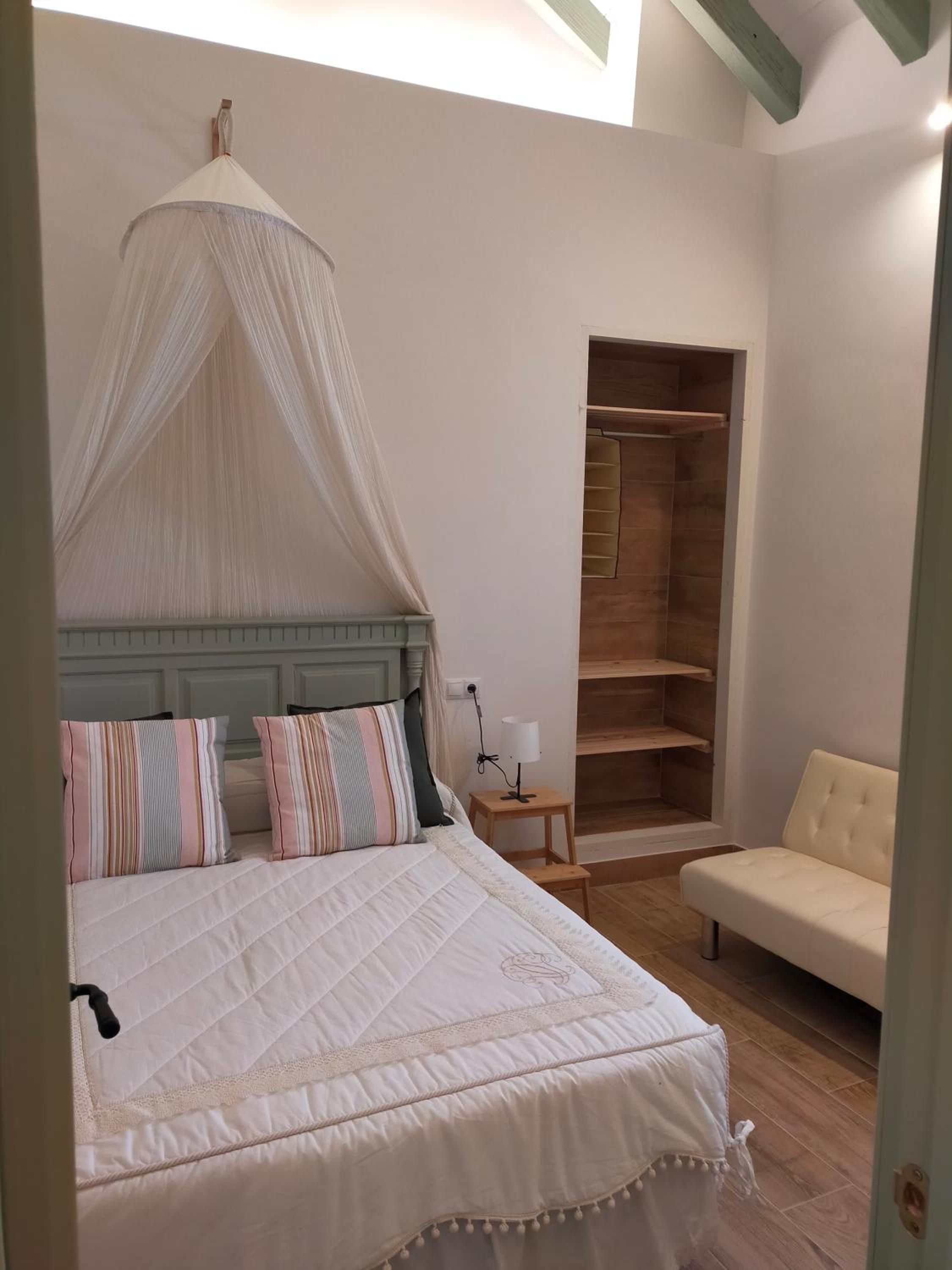 LA CASA DE LA HUERTA Stylish family cottage in Malaga countryside