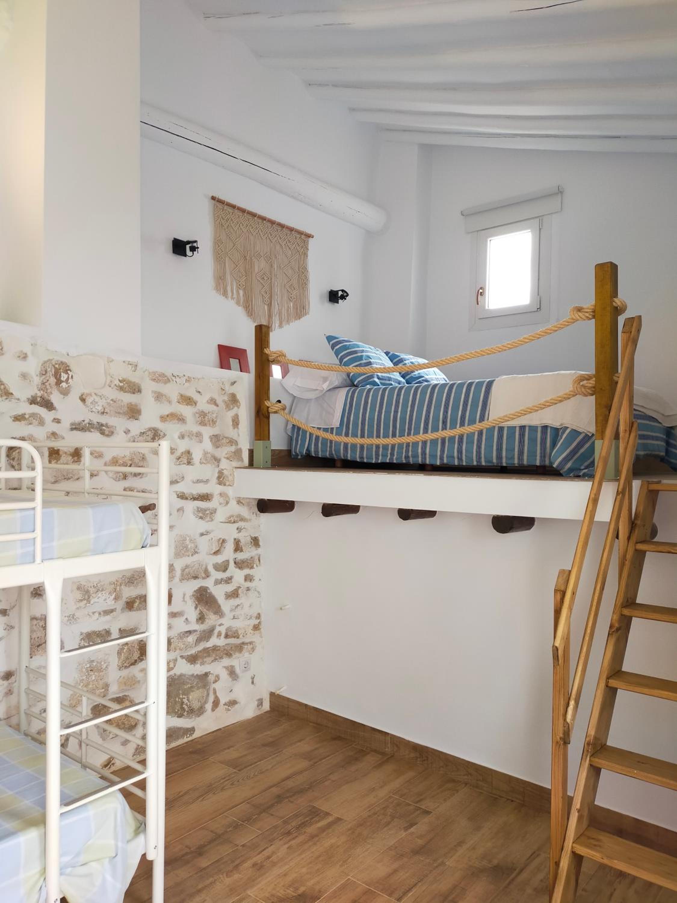 LA CASA DE LA HUERTA Stylish family cottage in Malaga countryside