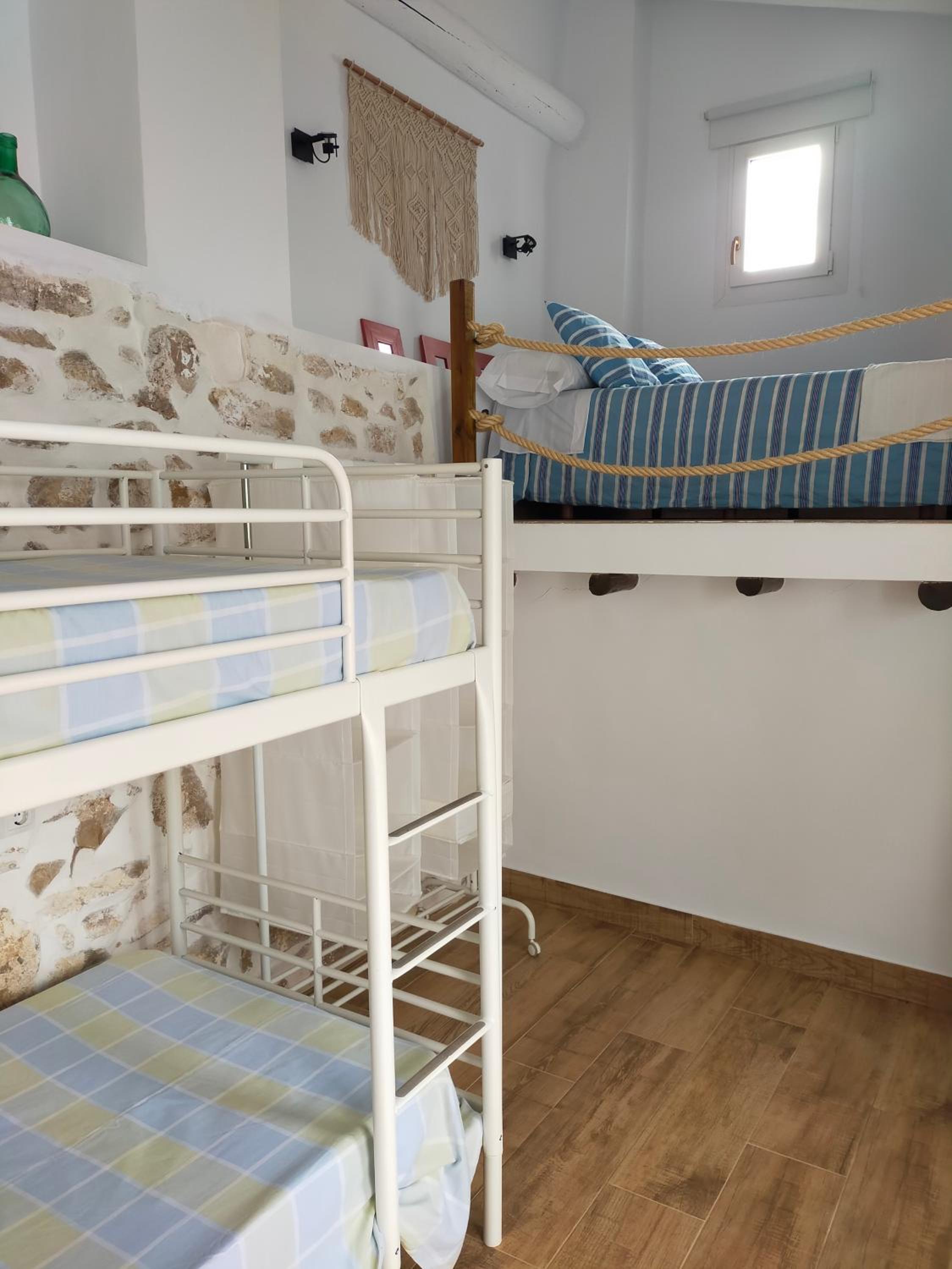 LA CASA DE LA HUERTA Stylish family cottage in Malaga countryside