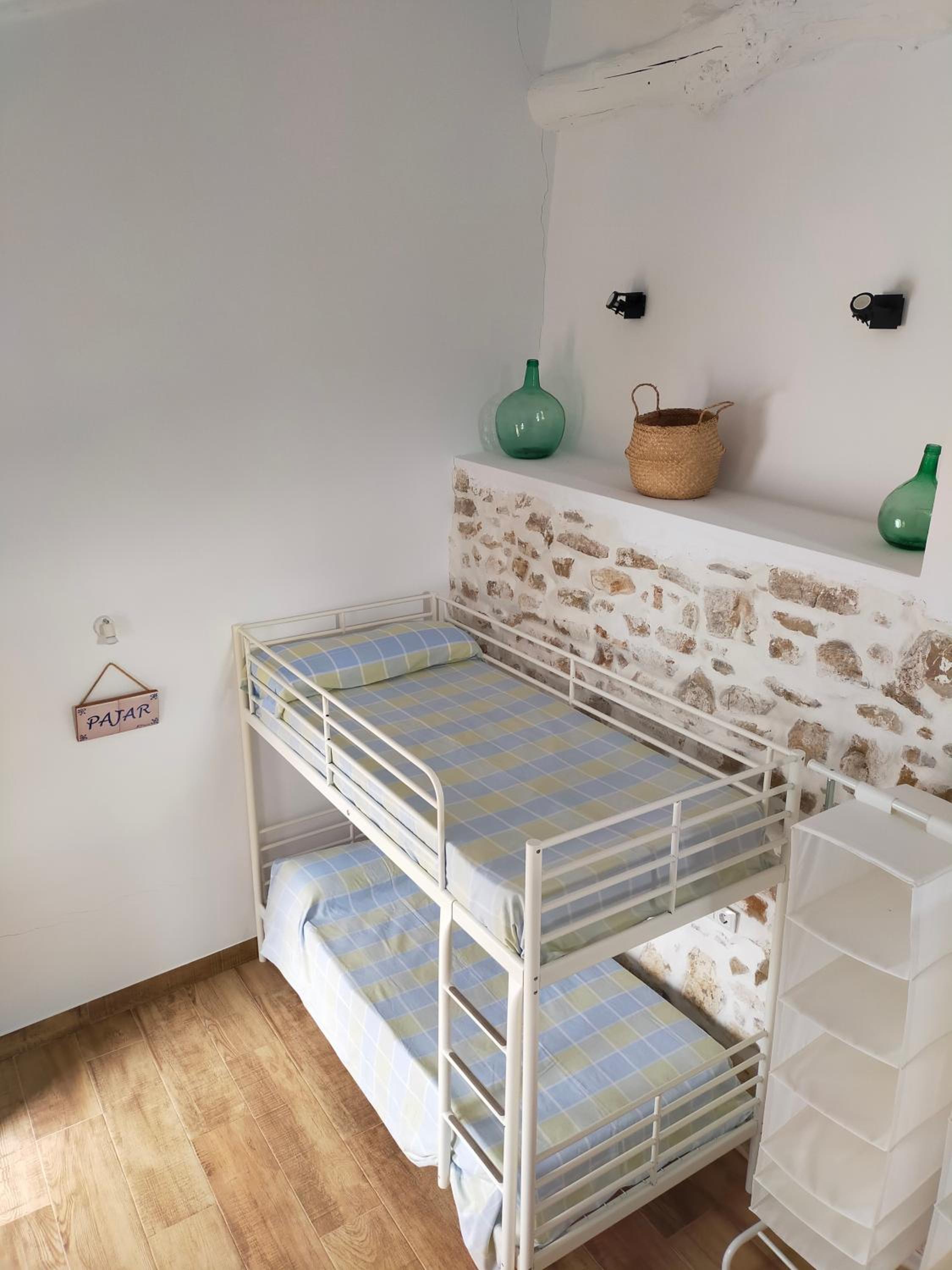 LA CASA DE LA HUERTA Stylish family cottage in Malaga countryside