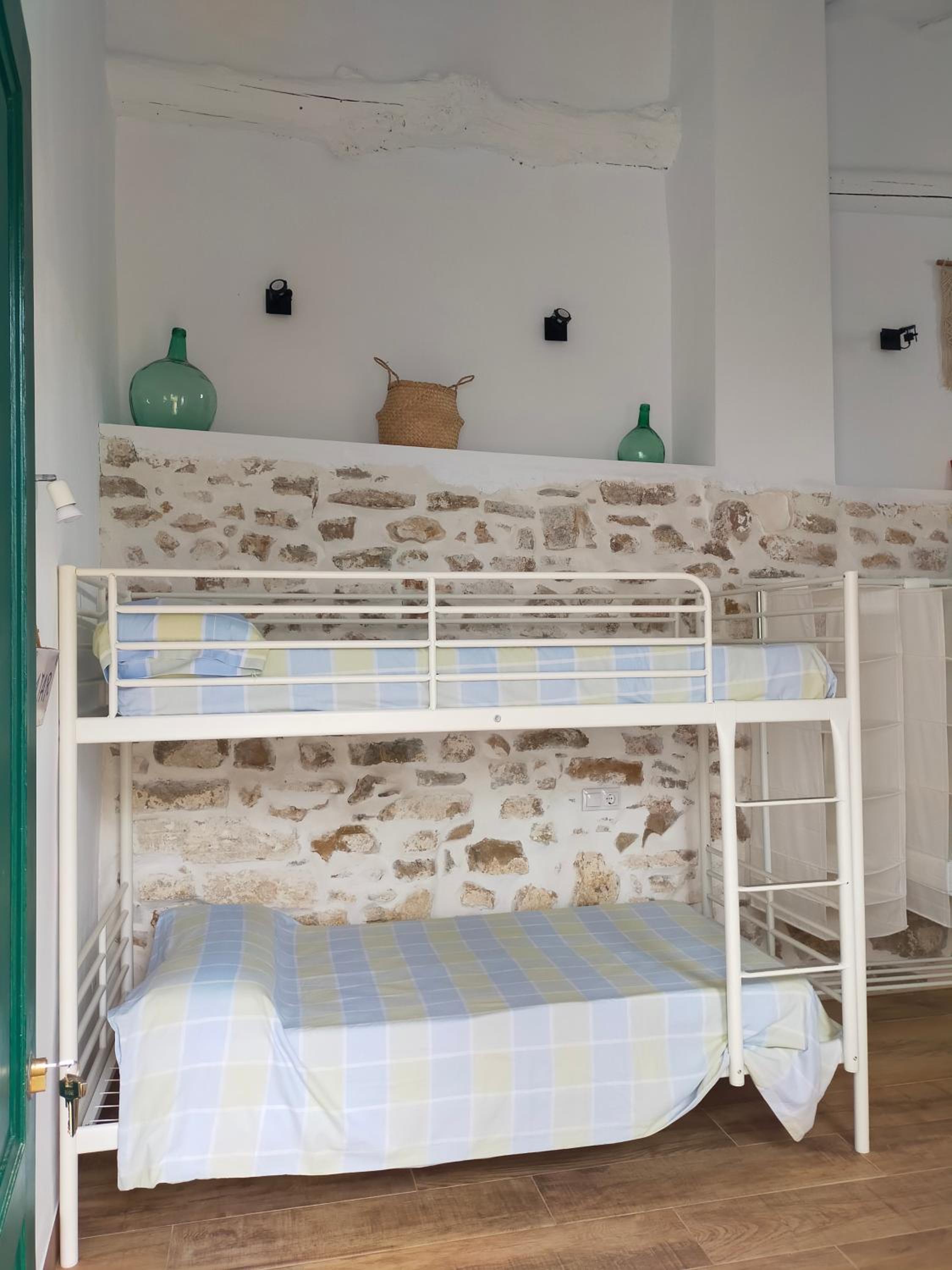 LA CASA DE LA HUERTA Stylish family cottage in Malaga countryside