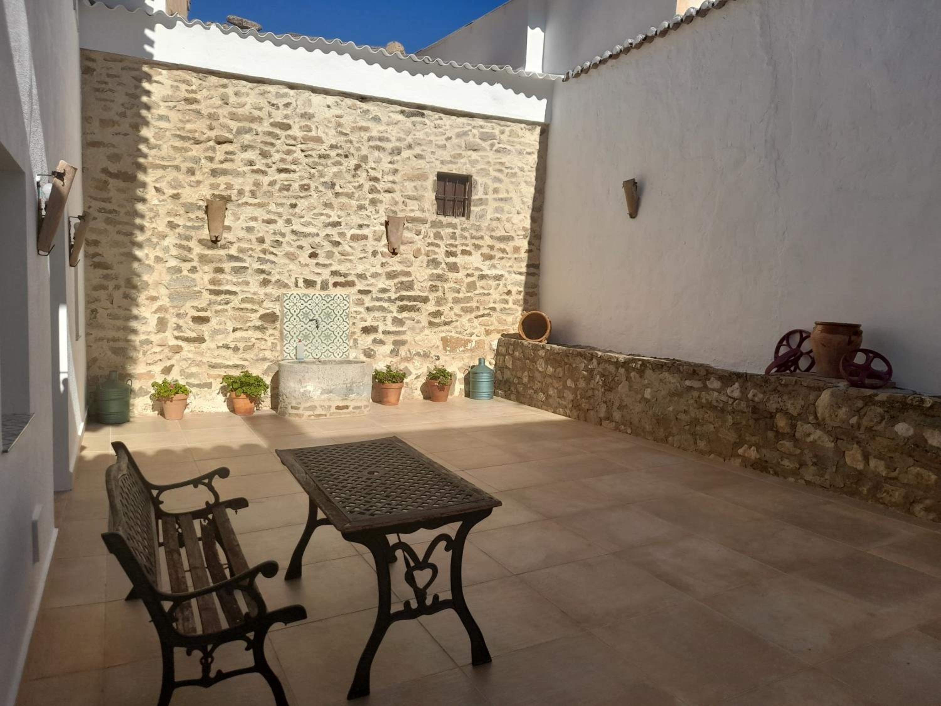 LA CASA DE LA HUERTA Stylish family cottage in Malaga countryside