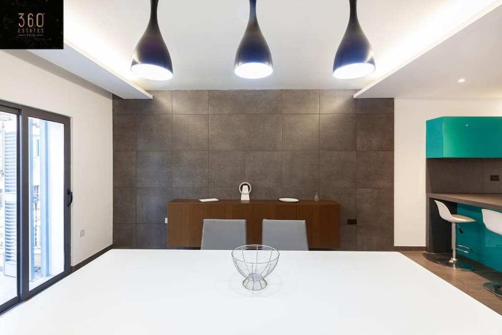 Luxury Living - massive central APT with AC & WIFI by 360 Estates view 5
