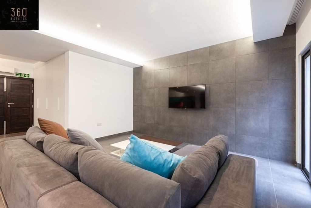 Luxury Living - massive central APT with AC & WIFI by 360 Estates view 3