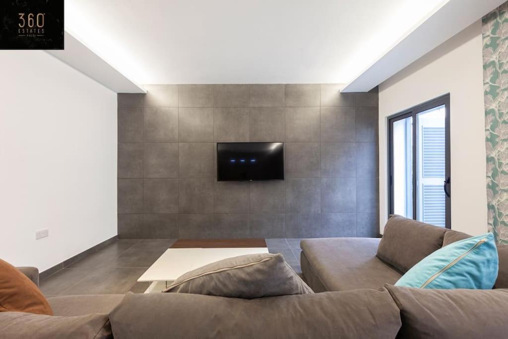 Luxury Living - massive central APT with AC & WIFI by 360 Estates view 2