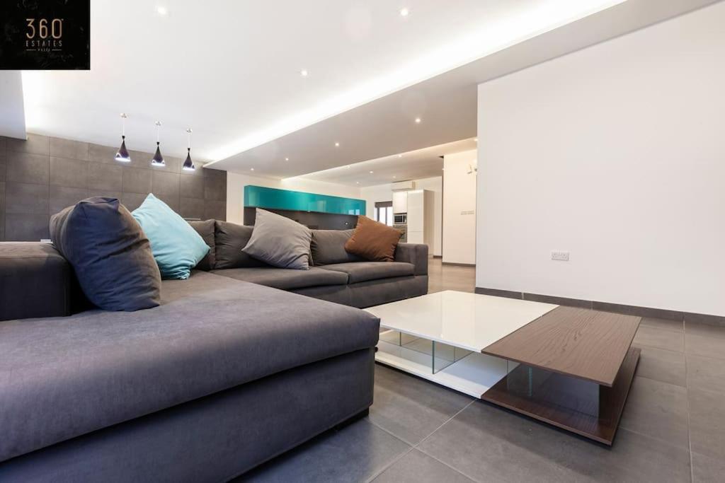 Luxury Living - massive central APT with AC & WIFI by 360 Estates view 4