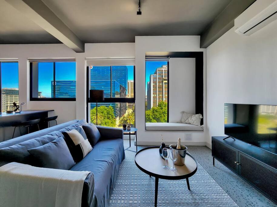 Secure, wifi, pool- Perfect for lone travellers view 2