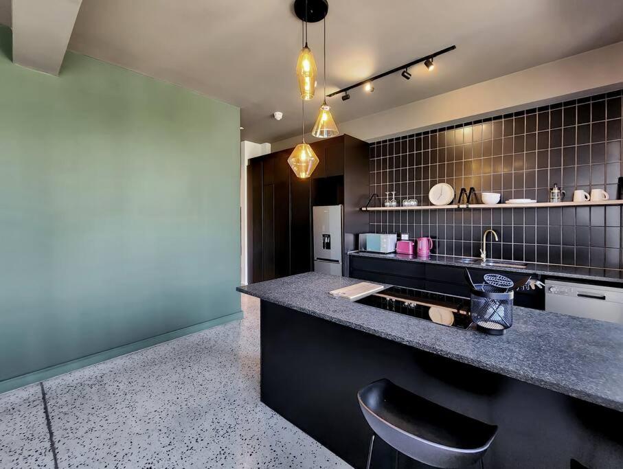 Secure, wifi, pool- Perfect for lone travellers view 3
