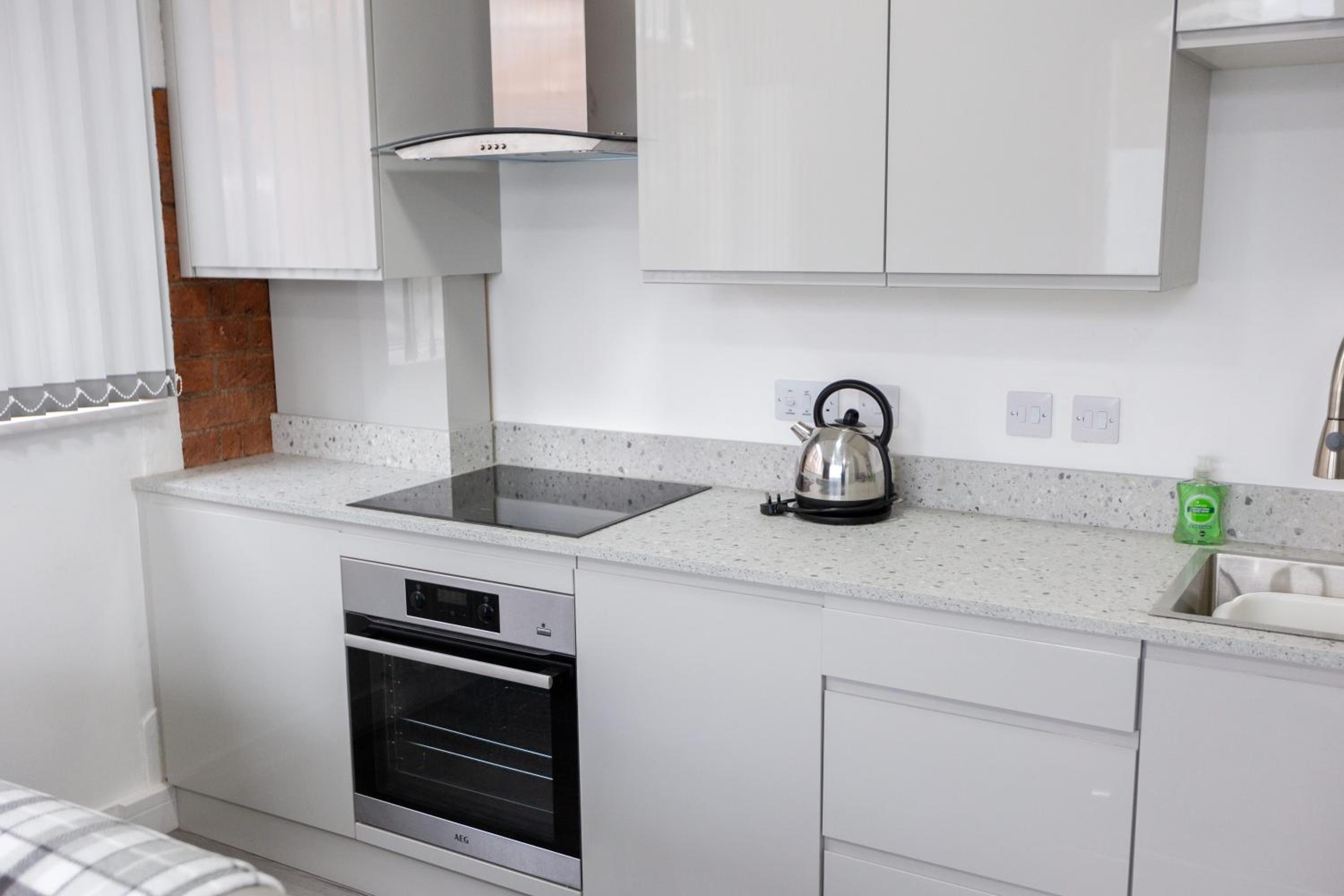 1 Bed City Studio near Theatre and Station Secure Parking view 3