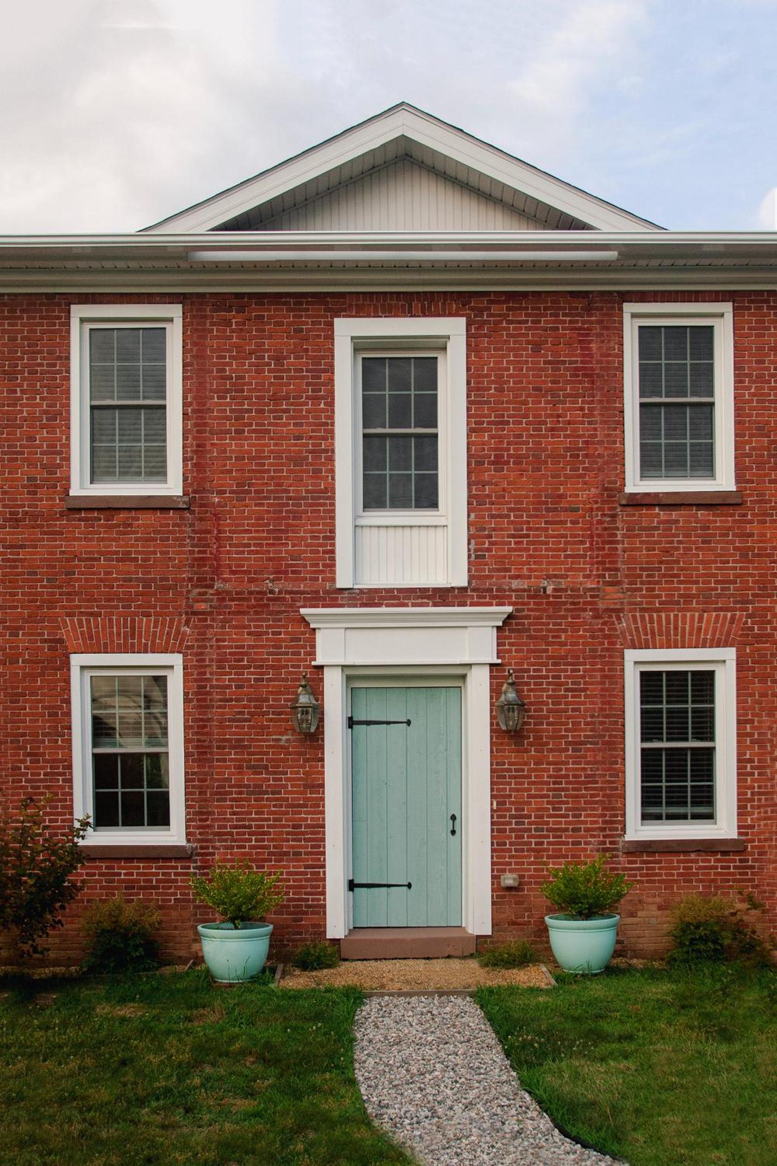 Farmhouse Broad Brook: Comfort & Charm. view 2