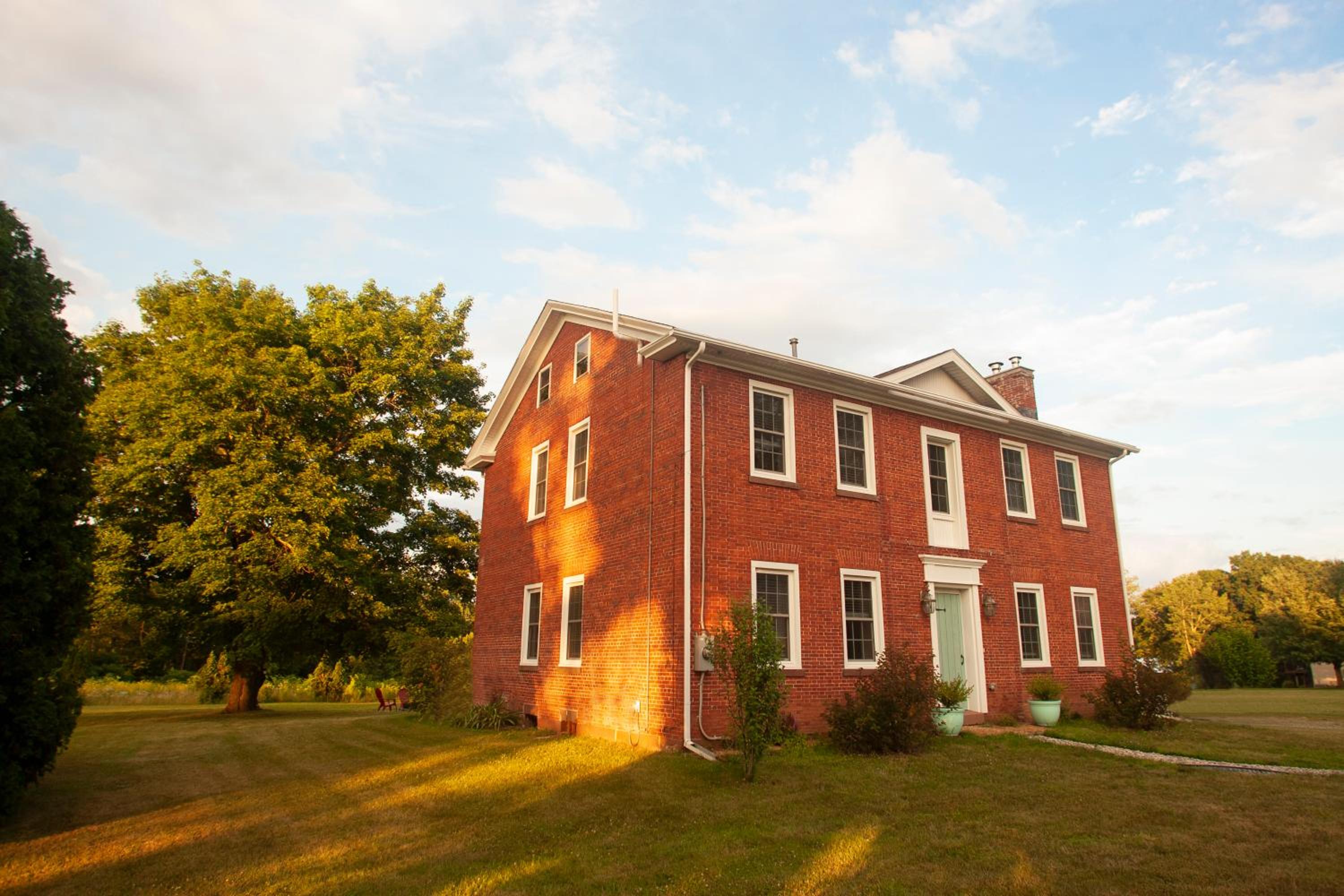 Farmhouse Broad Brook: Comfort & Charm. view 4