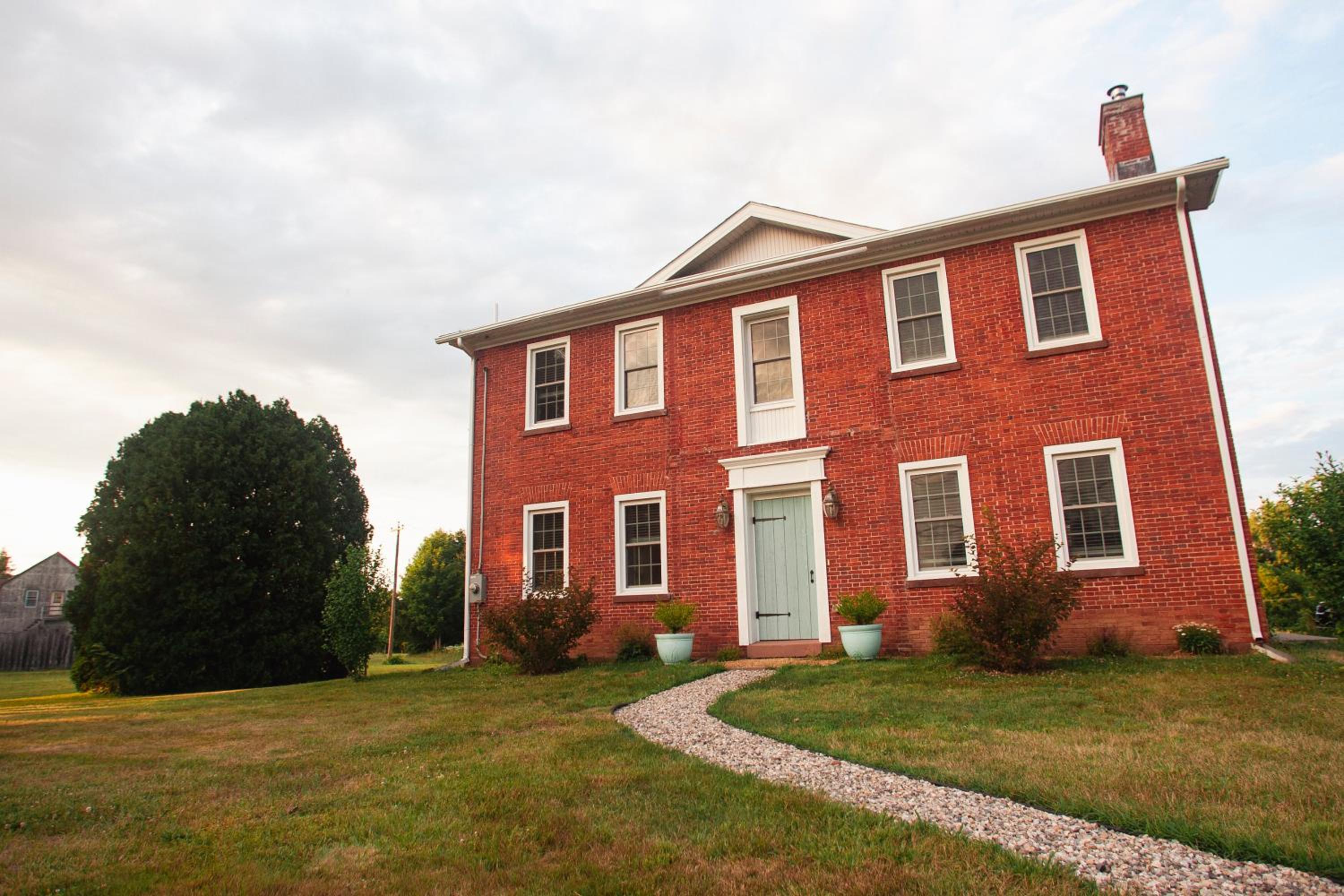 Farmhouse Broad Brook: Comfort & Charm. view 5