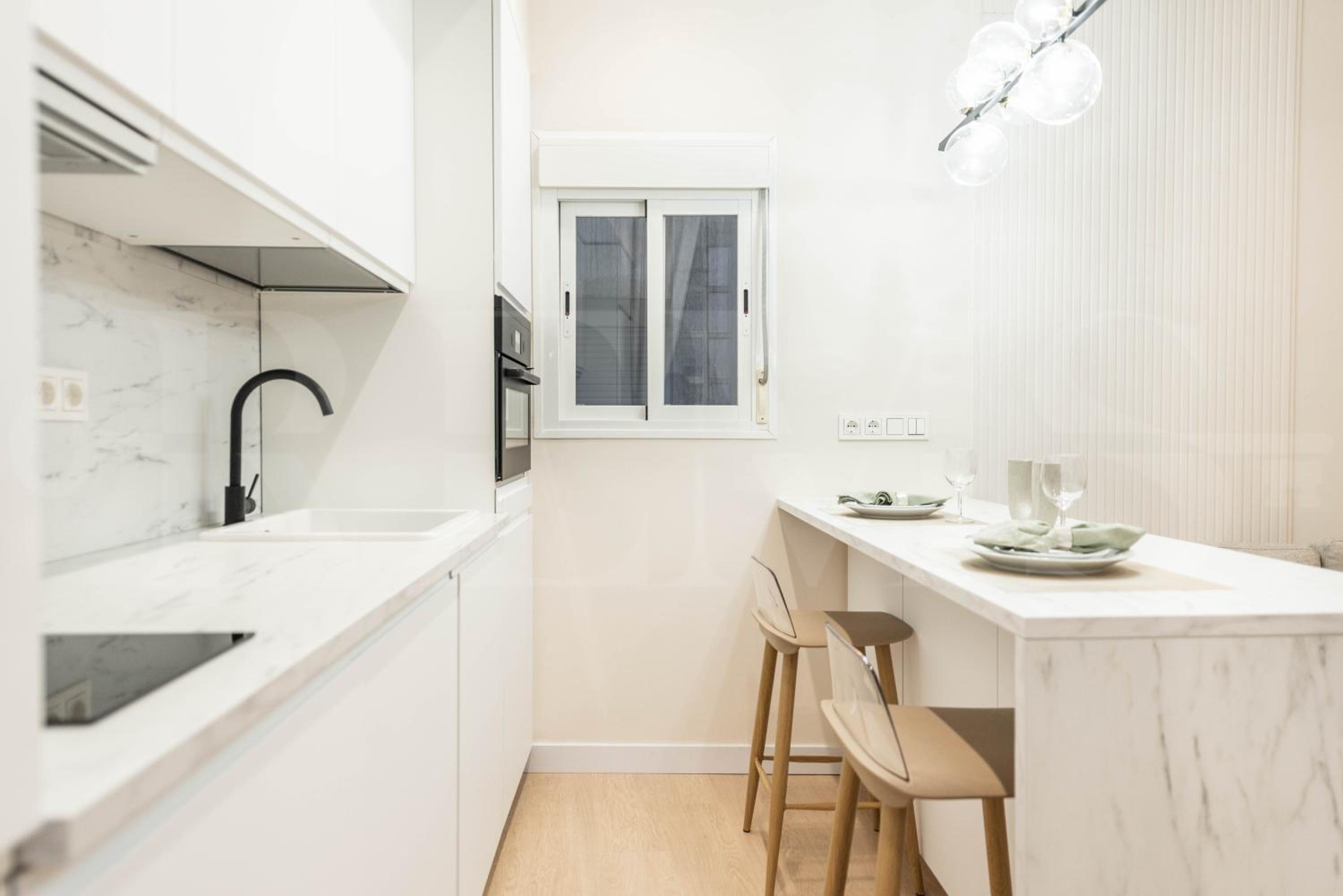 Sophisticated apartment with balcony & city views by REMS