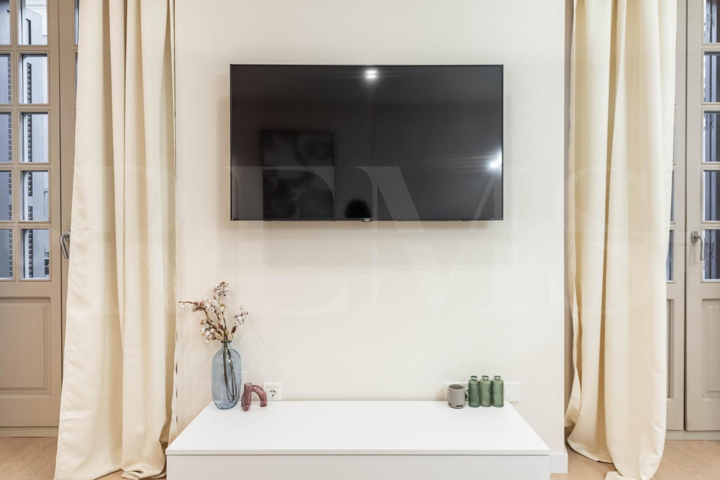 Sophisticated apartment with balcony & city views by REMS