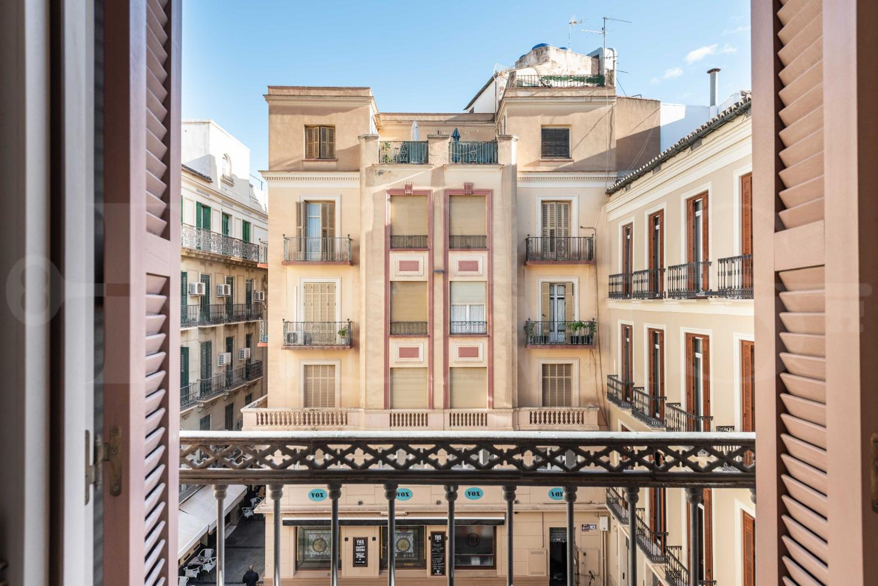 Sophisticated apartment with balcony & city views by REMS