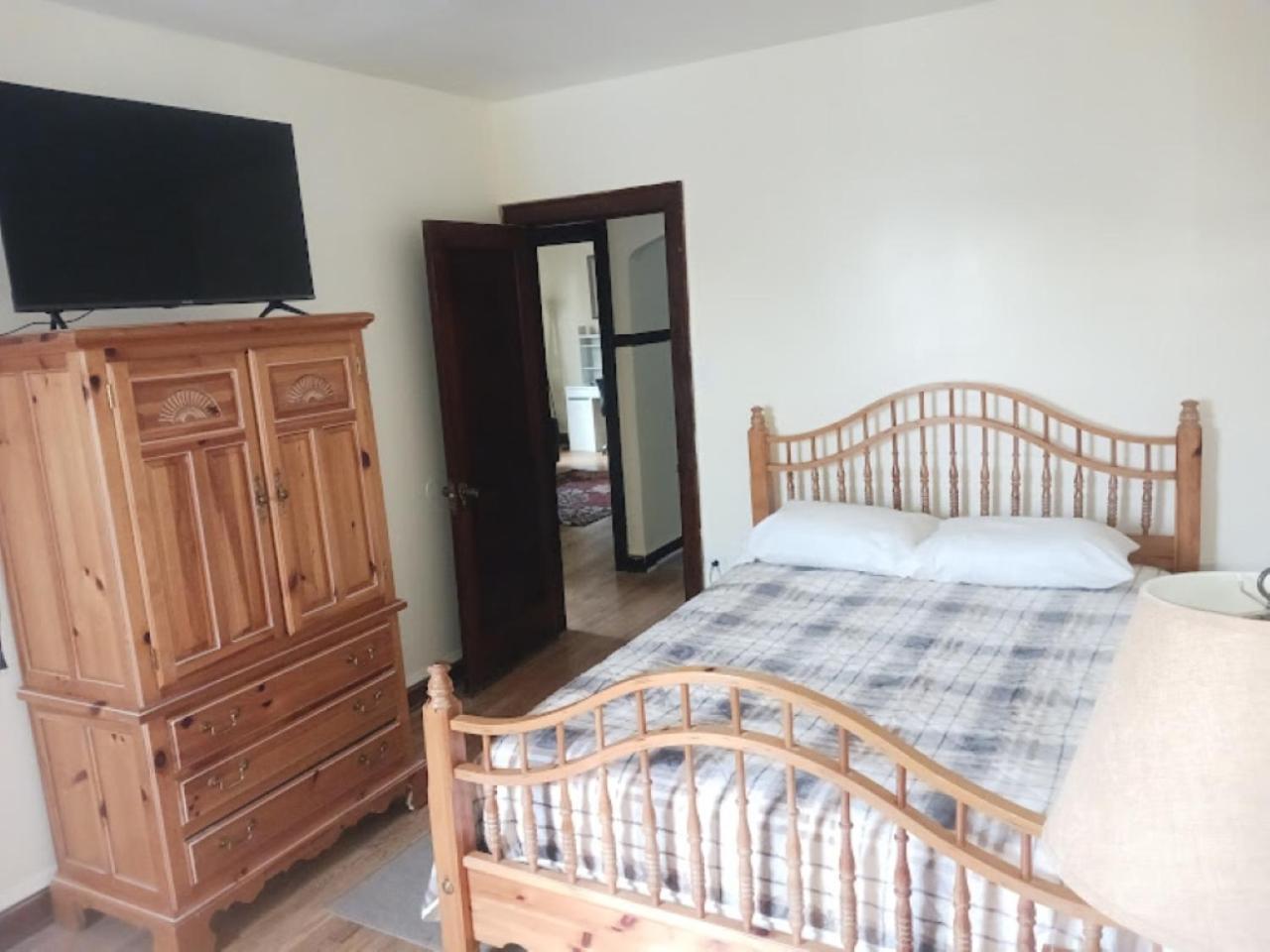 Chicago Vacations - South Chicago Community Immersion in 2 Bedroom Apartment - Property Image 8