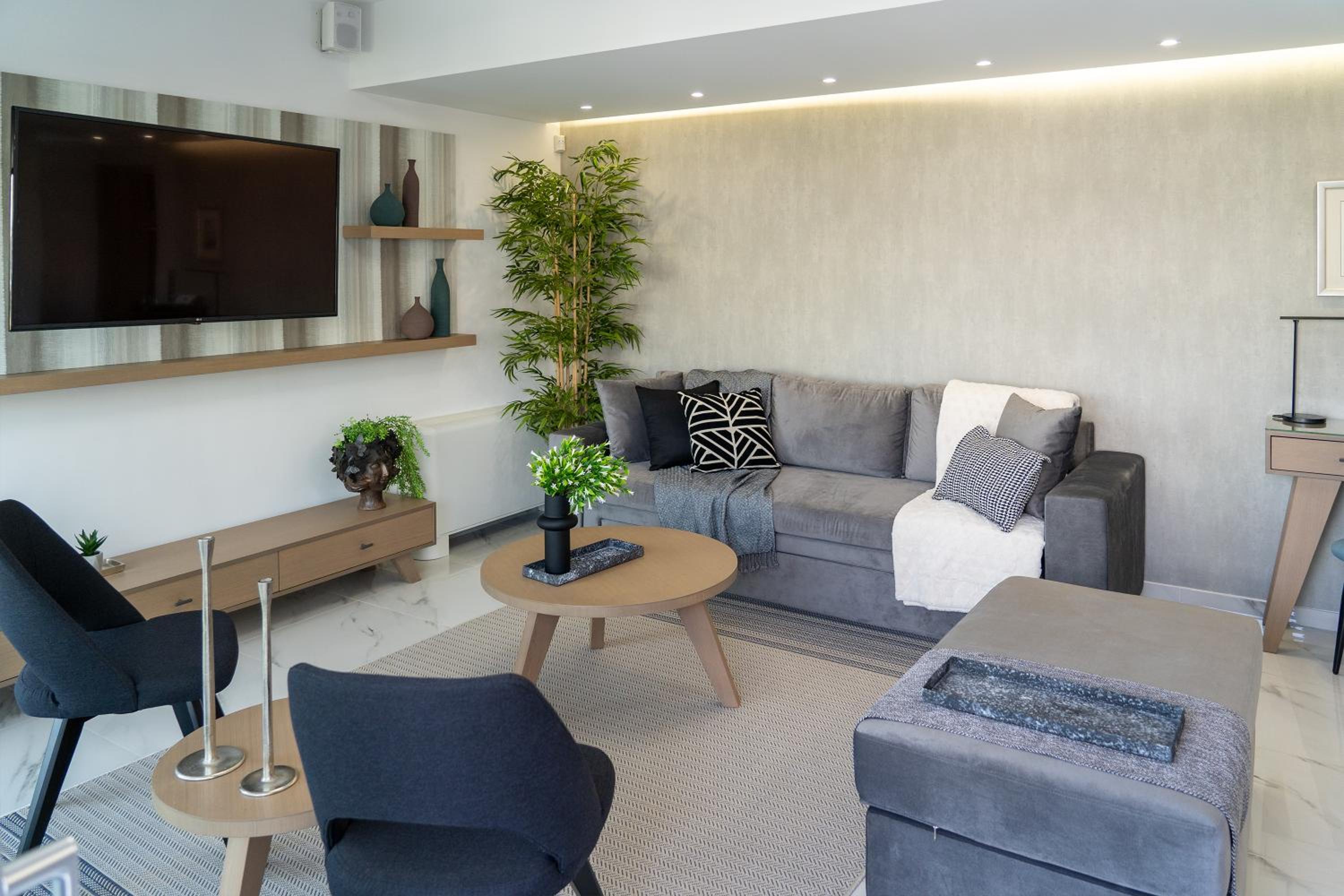 The Lop Athens Holidays Luxury Suites